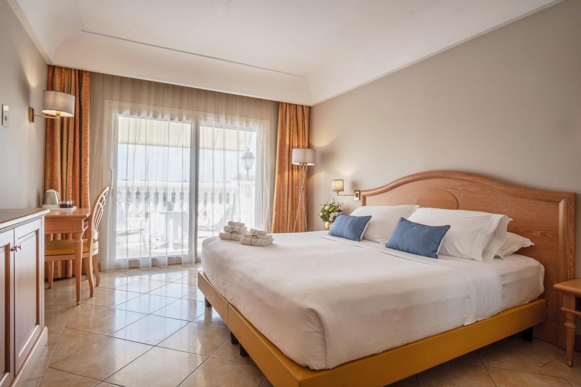 Superior Double Room with Lake View and Spa Access,1606547177:JPEG