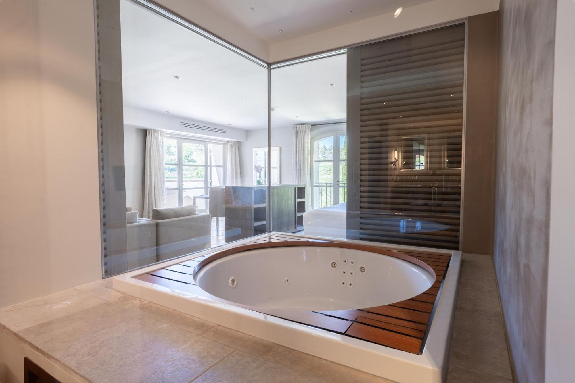 Deluxe Suite Spa Bath