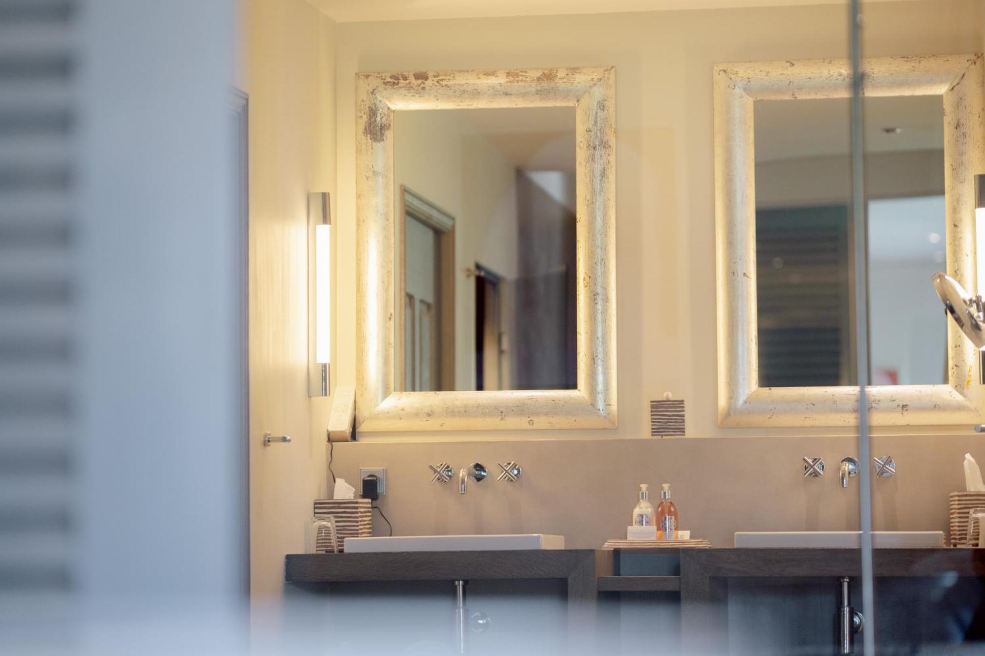 Deluxe Suite Spa Bath