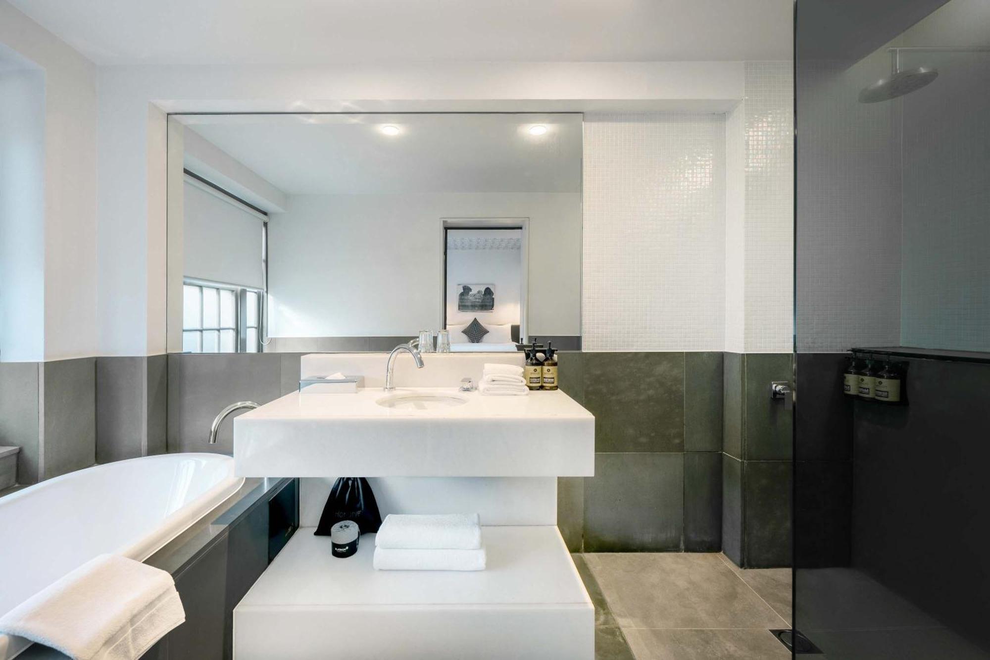 Superior King Room with Bathtub