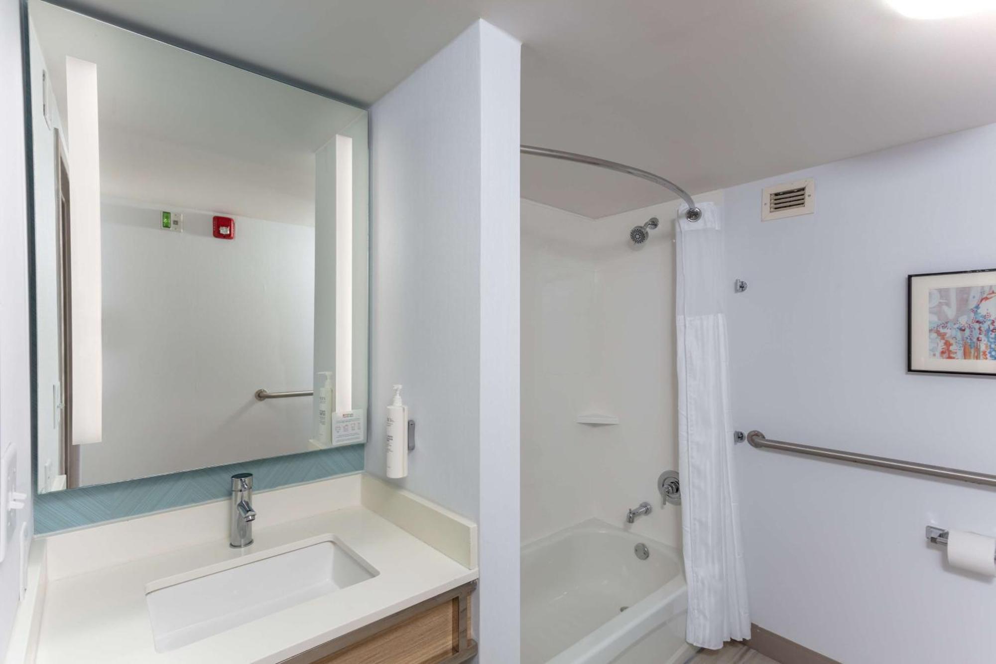 Queen Room Two Queen Beds Mobility Hearing Access