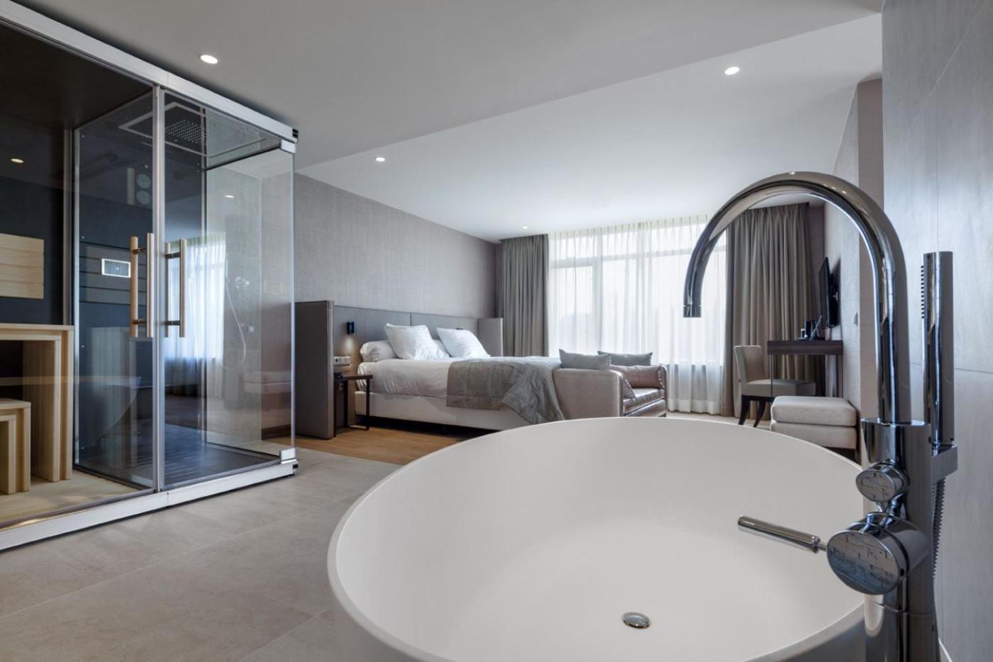 Suite with Spa Bath,1599638744:JPEG