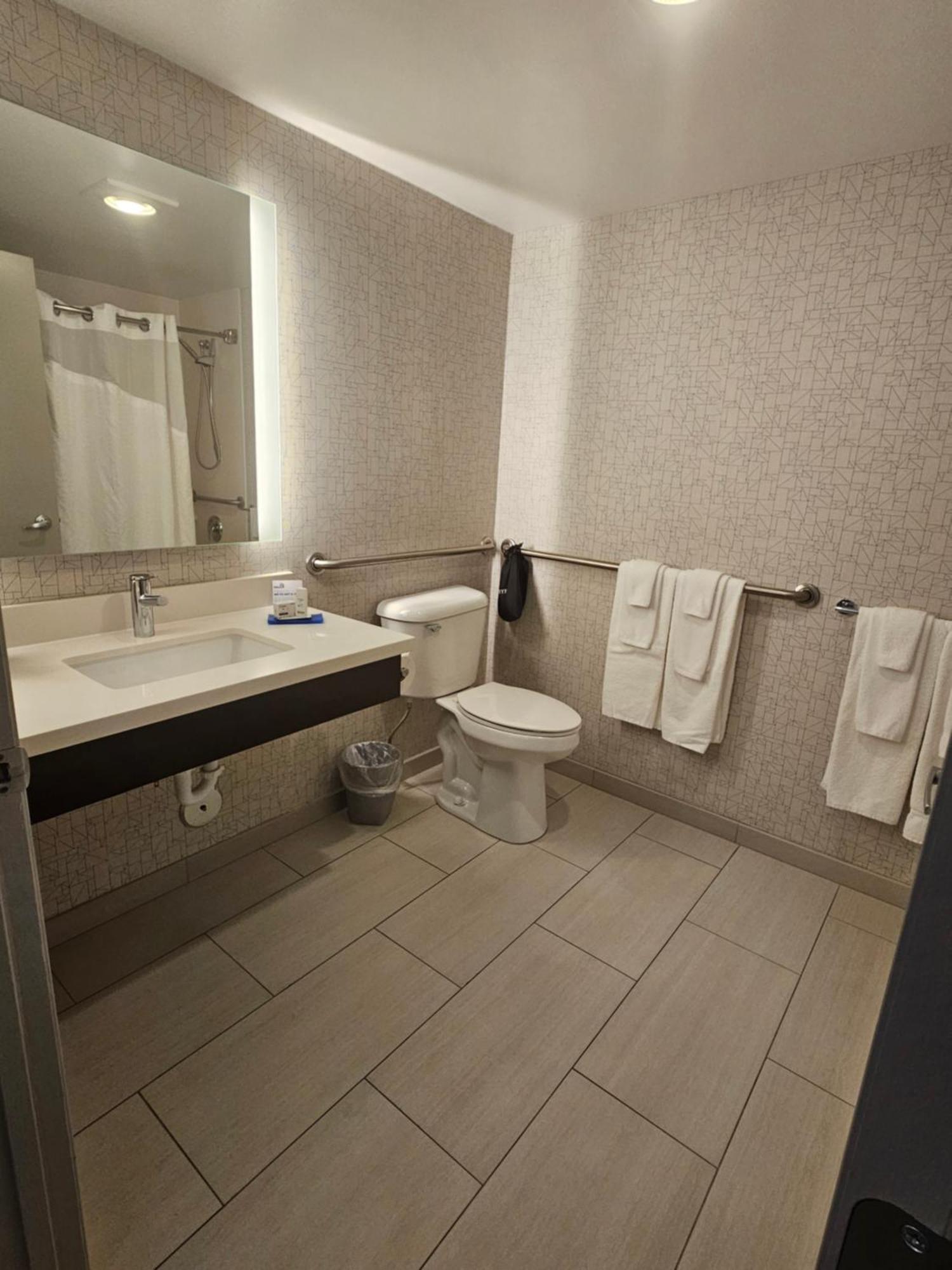 Standard Queen Room with Accessible Tub,1599646287:JPEG