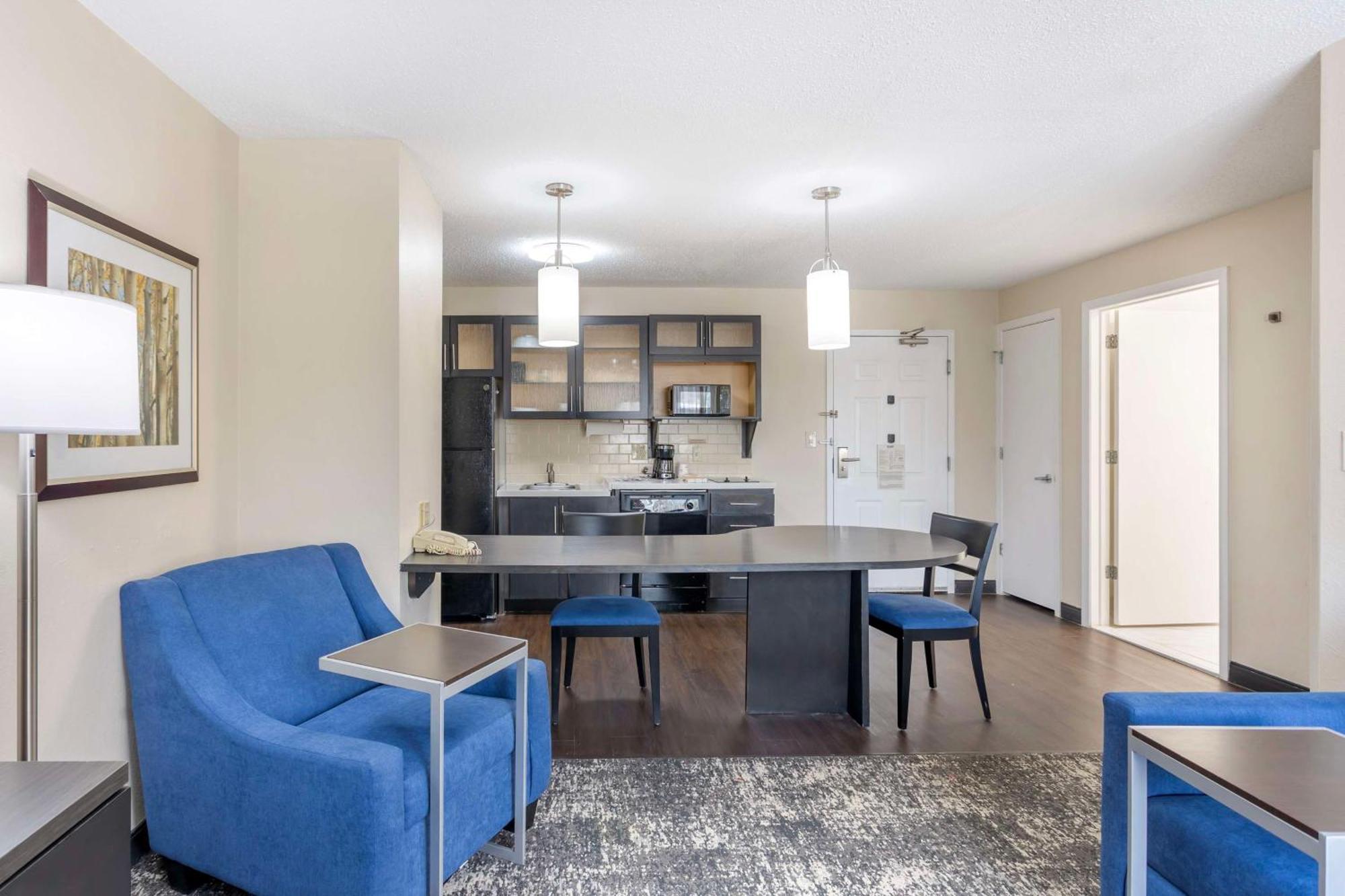 Queen Suite with Sofa Bed and Roll-In Shower - Disability Access/Non-Smoking,1686432850:JPEG