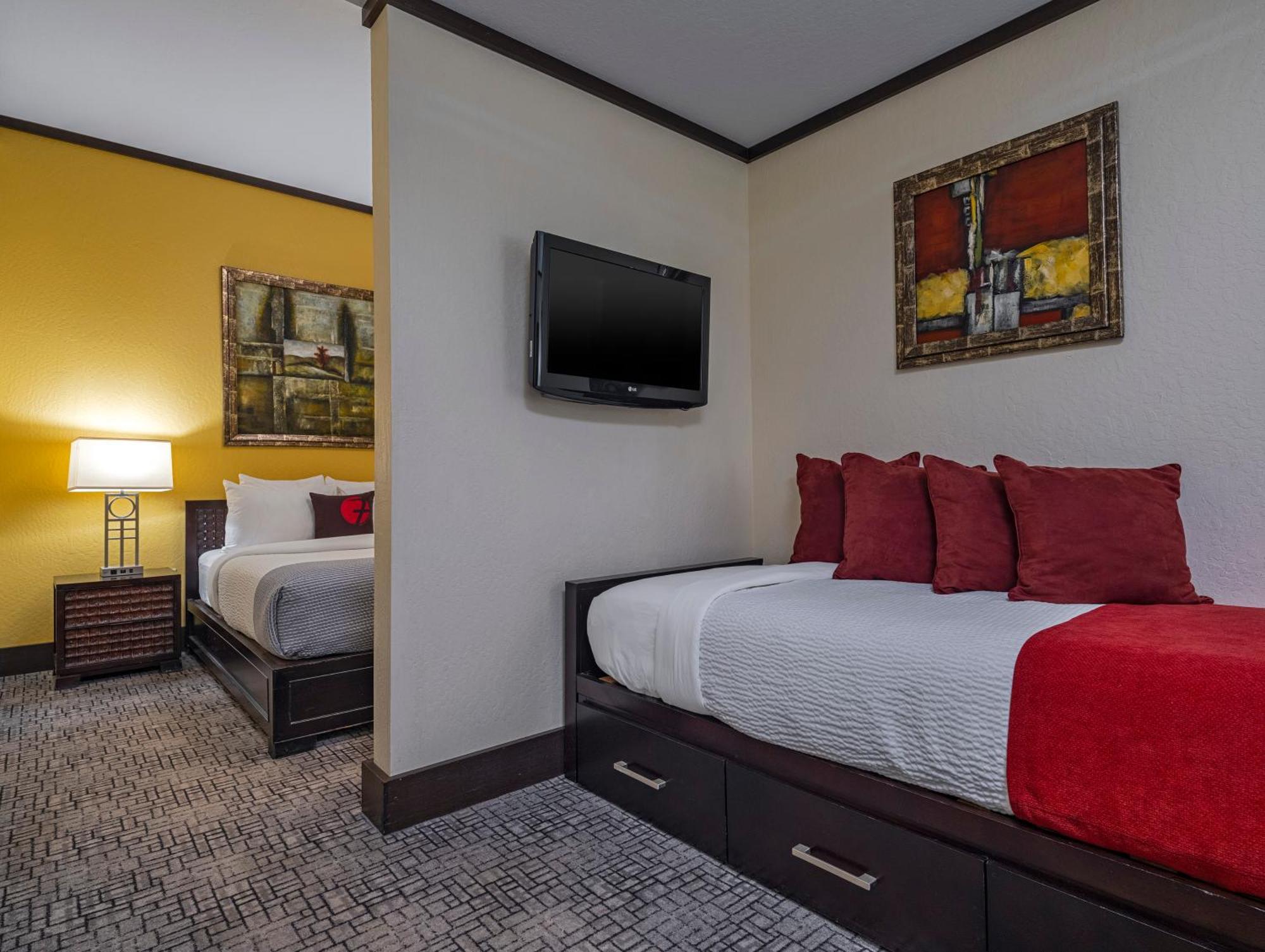 Deluxe Queen Room Bed