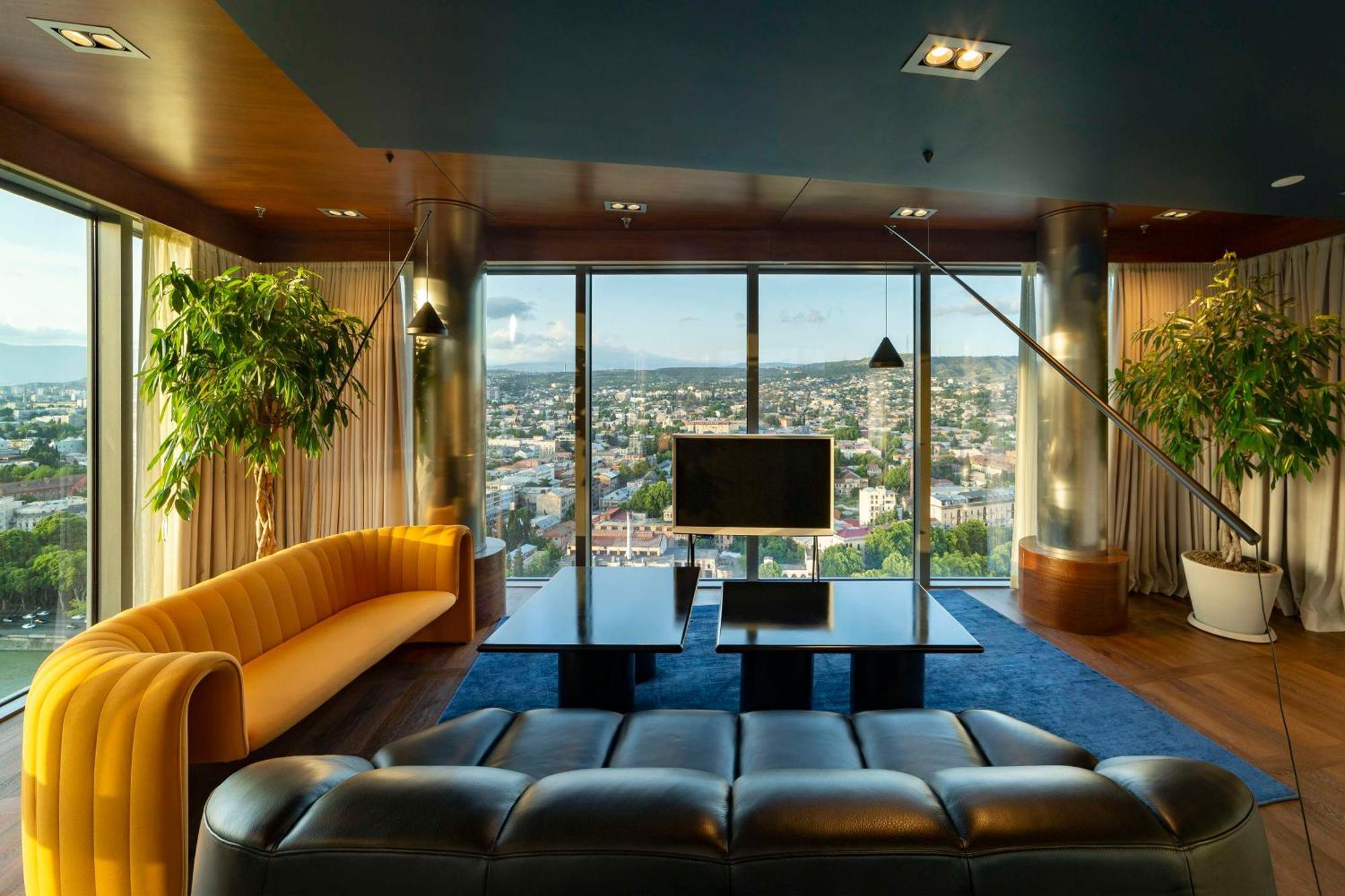 Executive Suite,1602963572:JPEG