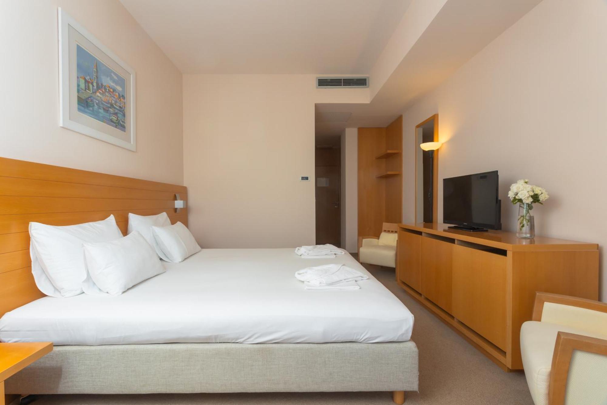 Comfort Double Room Extra Bed Side View of the Sea