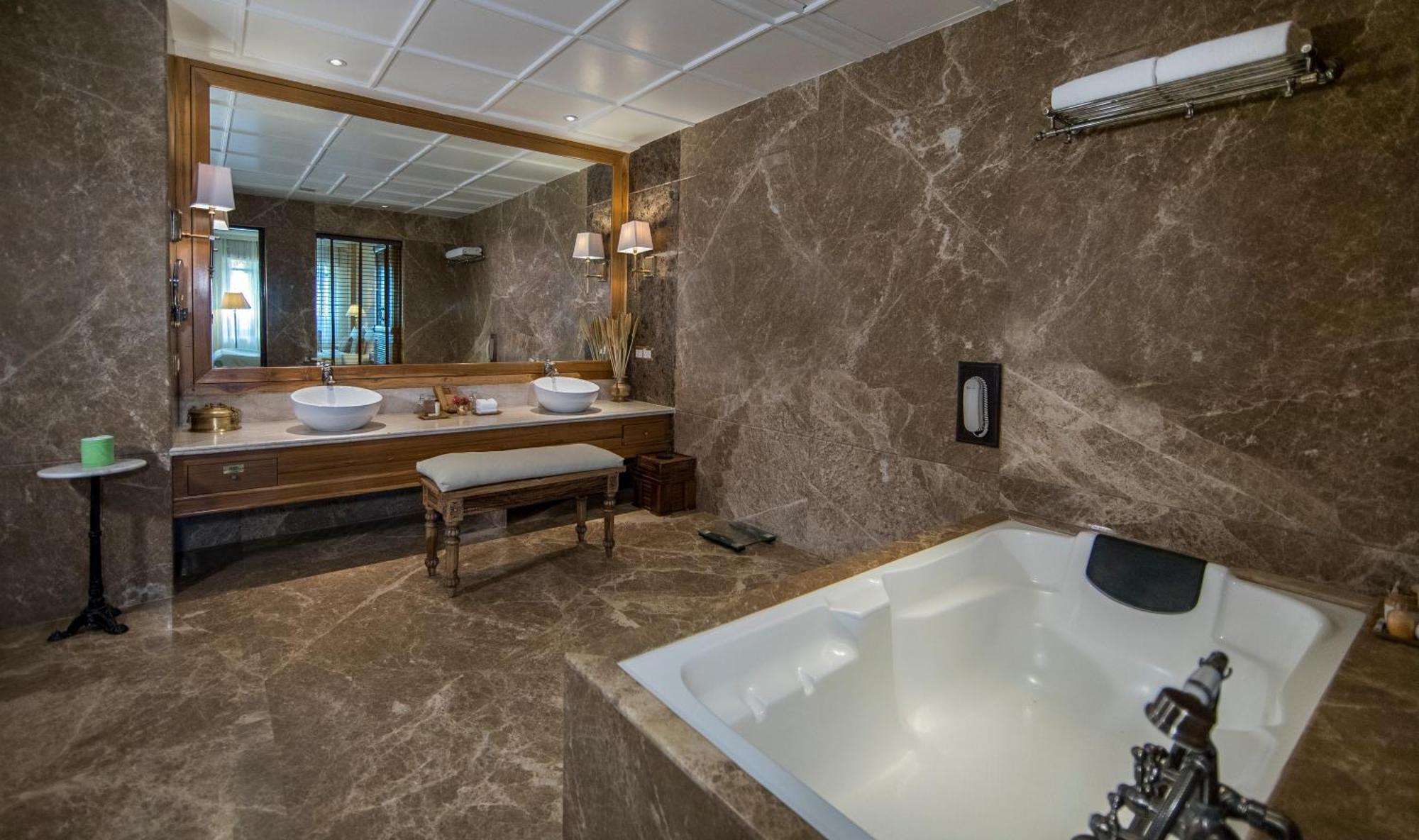 Luxury Suite,1602961673:JPEG