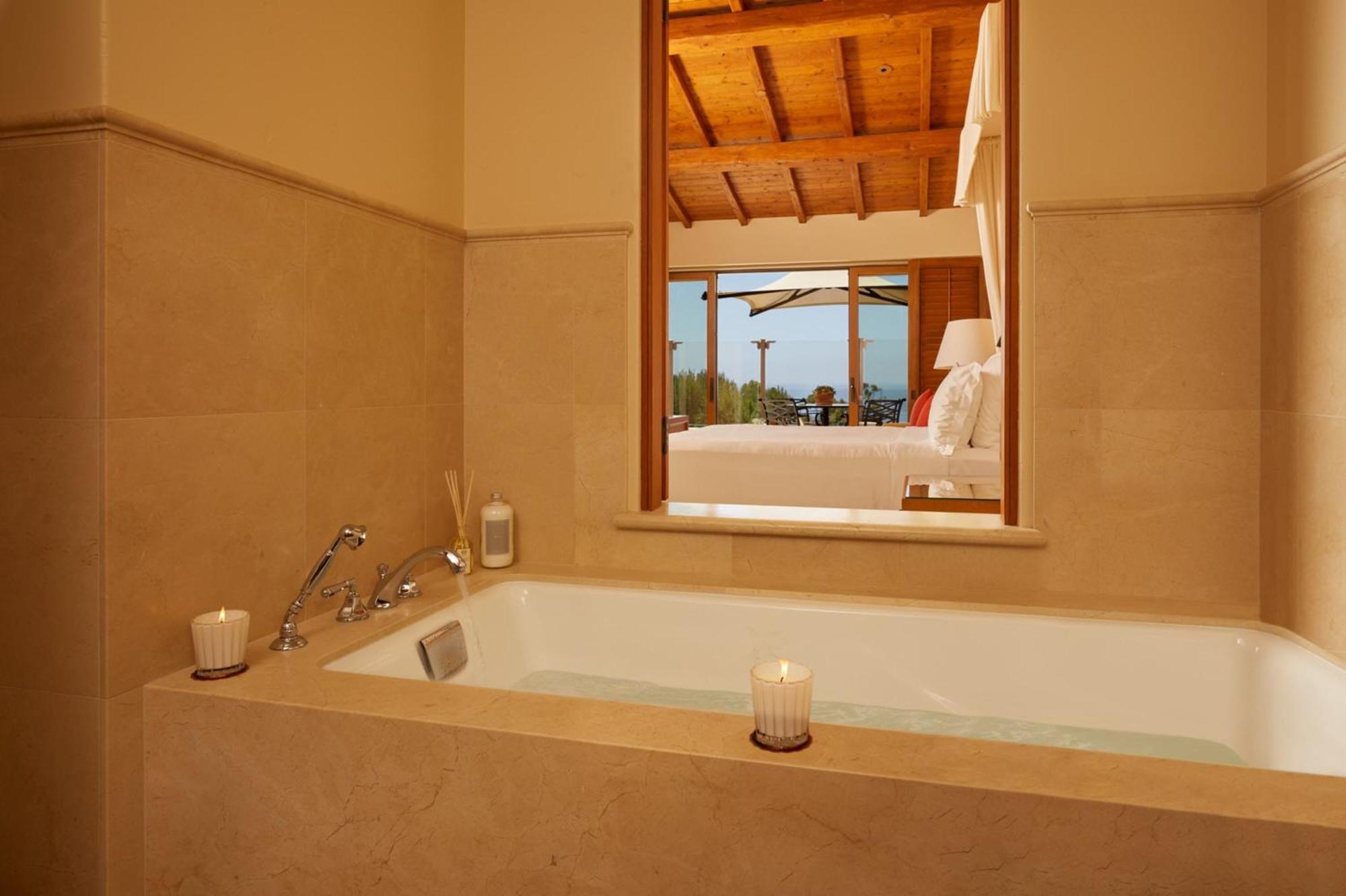 Bungalow with Two Queen Beds and Balcony - Garden View