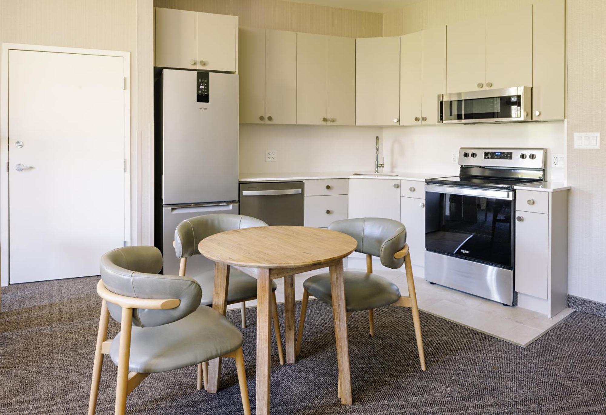 One-Bedroom Queen Suite Mountain View Non-Smoking