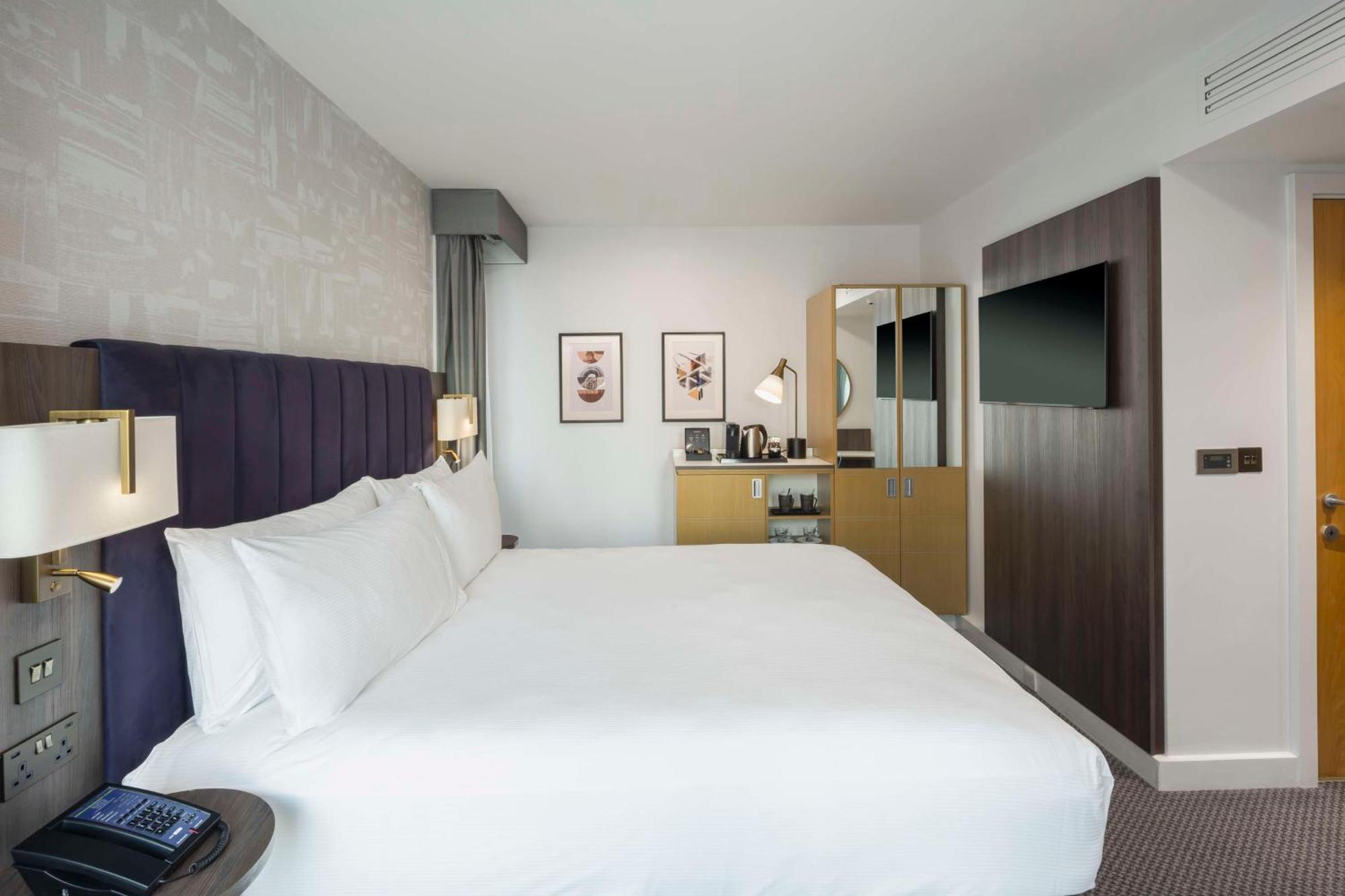 Deluxe Corner King Room
