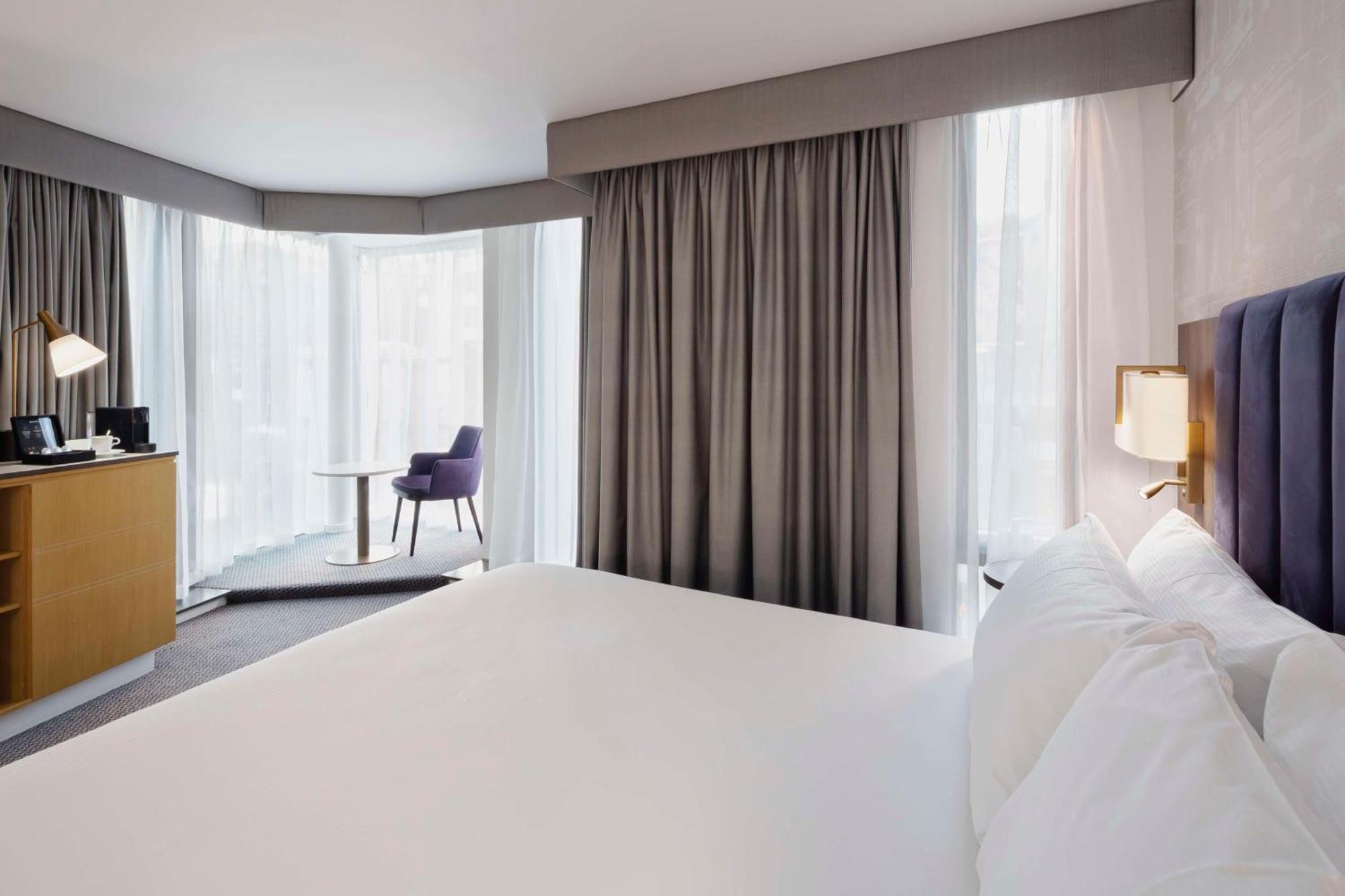 Deluxe Corner King Room
