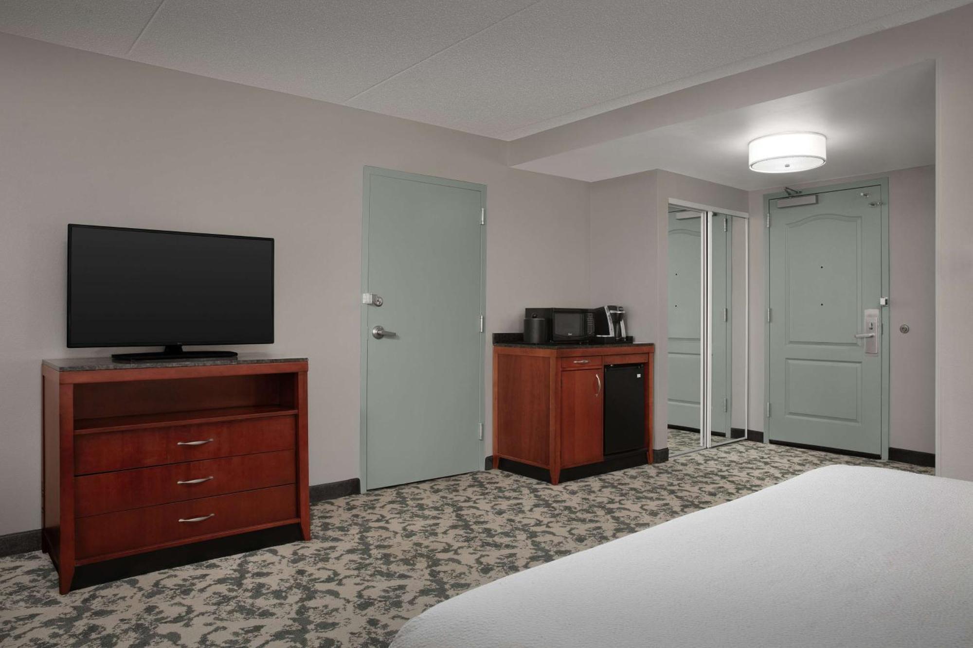 King Room with Roll-In Shower - Mobility Access