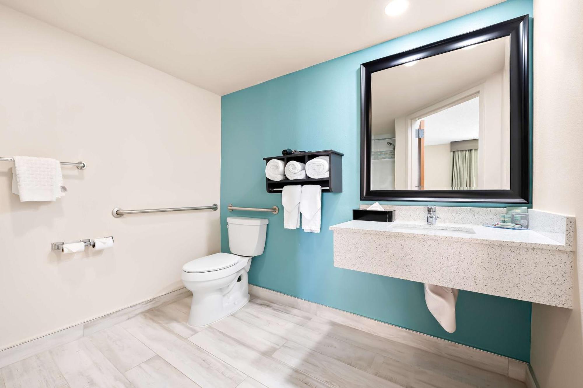 Queen Room with Roll-In Shower - Mobility Access,1606559945:JPEG