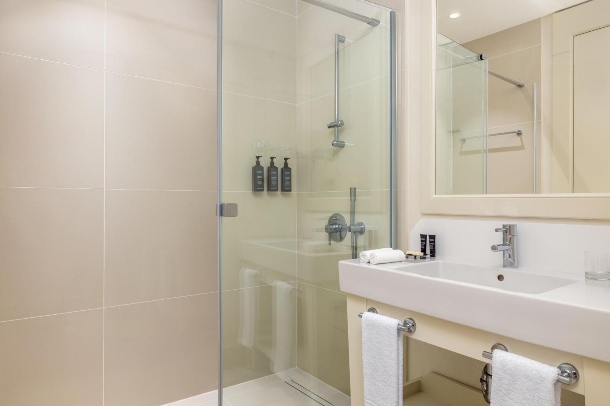 Club Deluxe King Room, Club lounge access, Guest room