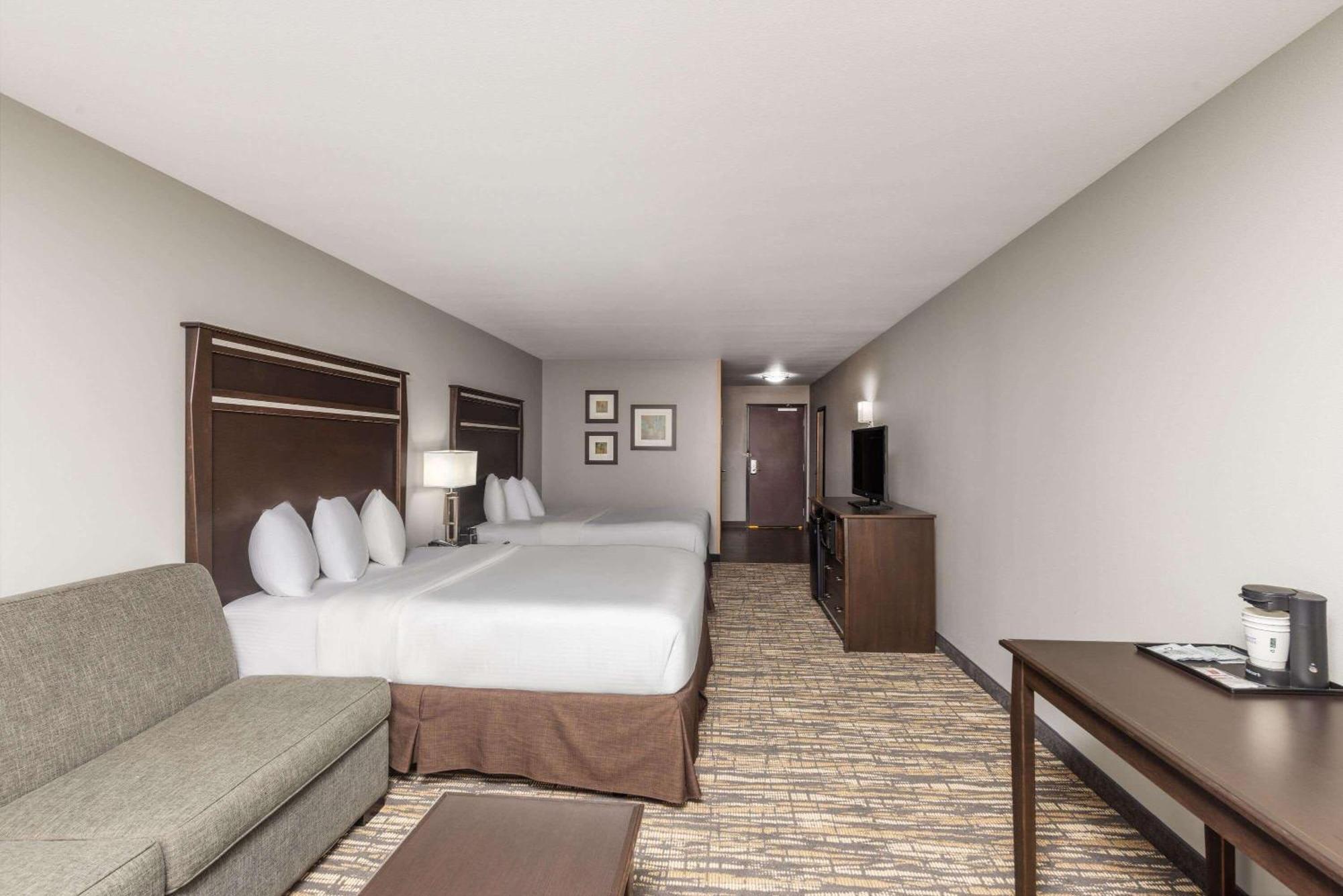 Deluxe Queen Suite with City View - Mobility Access/Non-Smoking