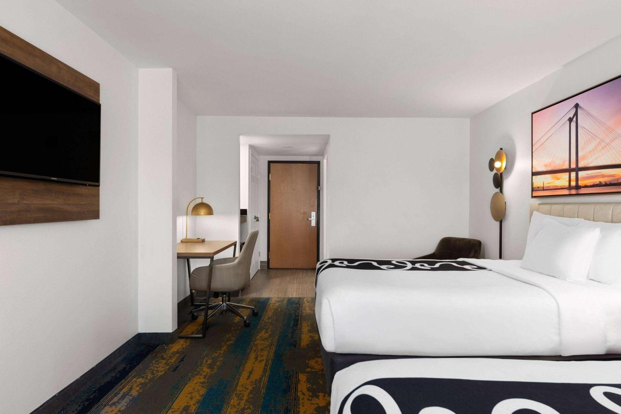 Queen Room Two Queen Beds Mobility or Hearing Impaired Access Non-Smoking