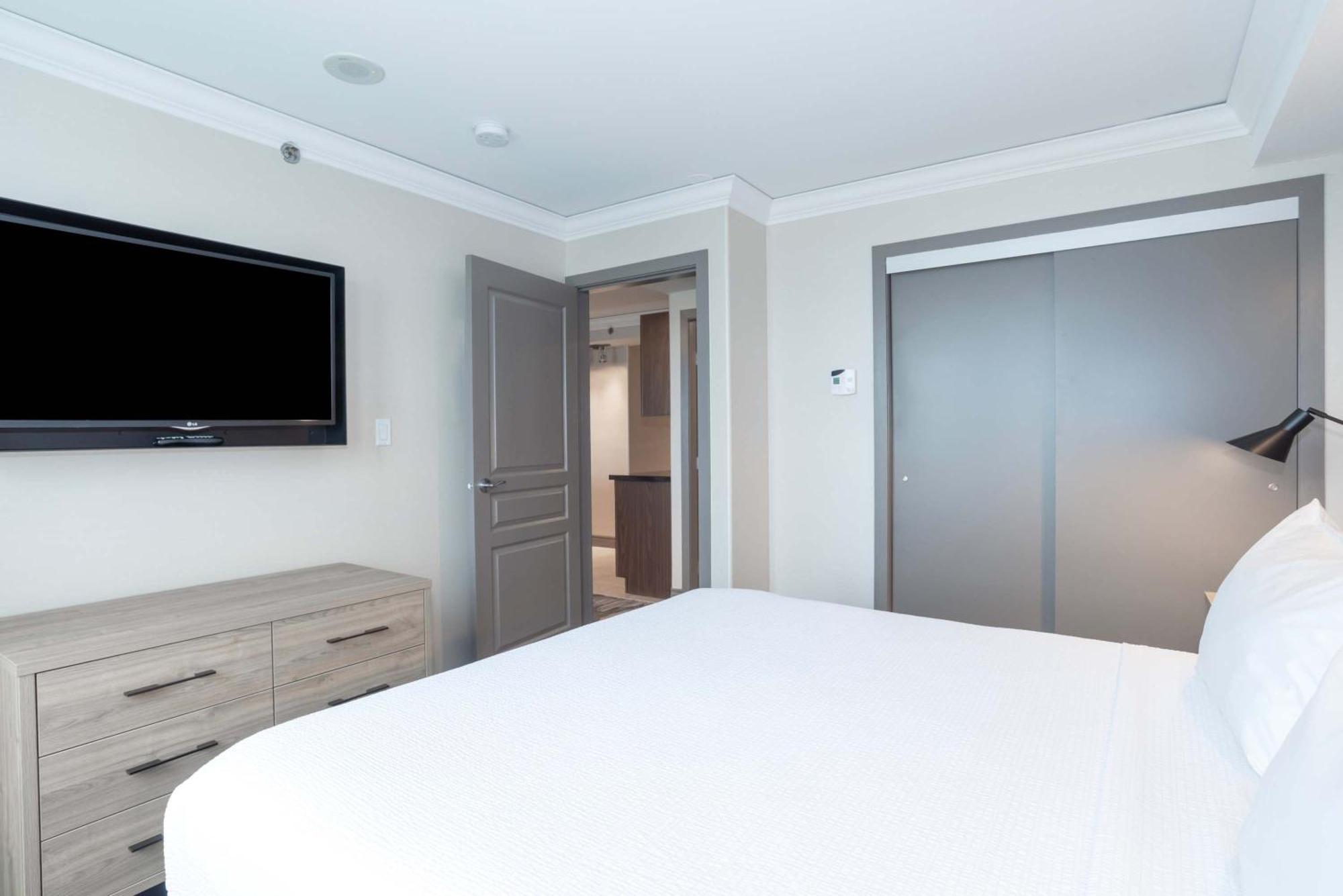 Grand Suite, 1 King Bed, Kitchen, Washer Dryer, Balcony,1607661635:JPEG