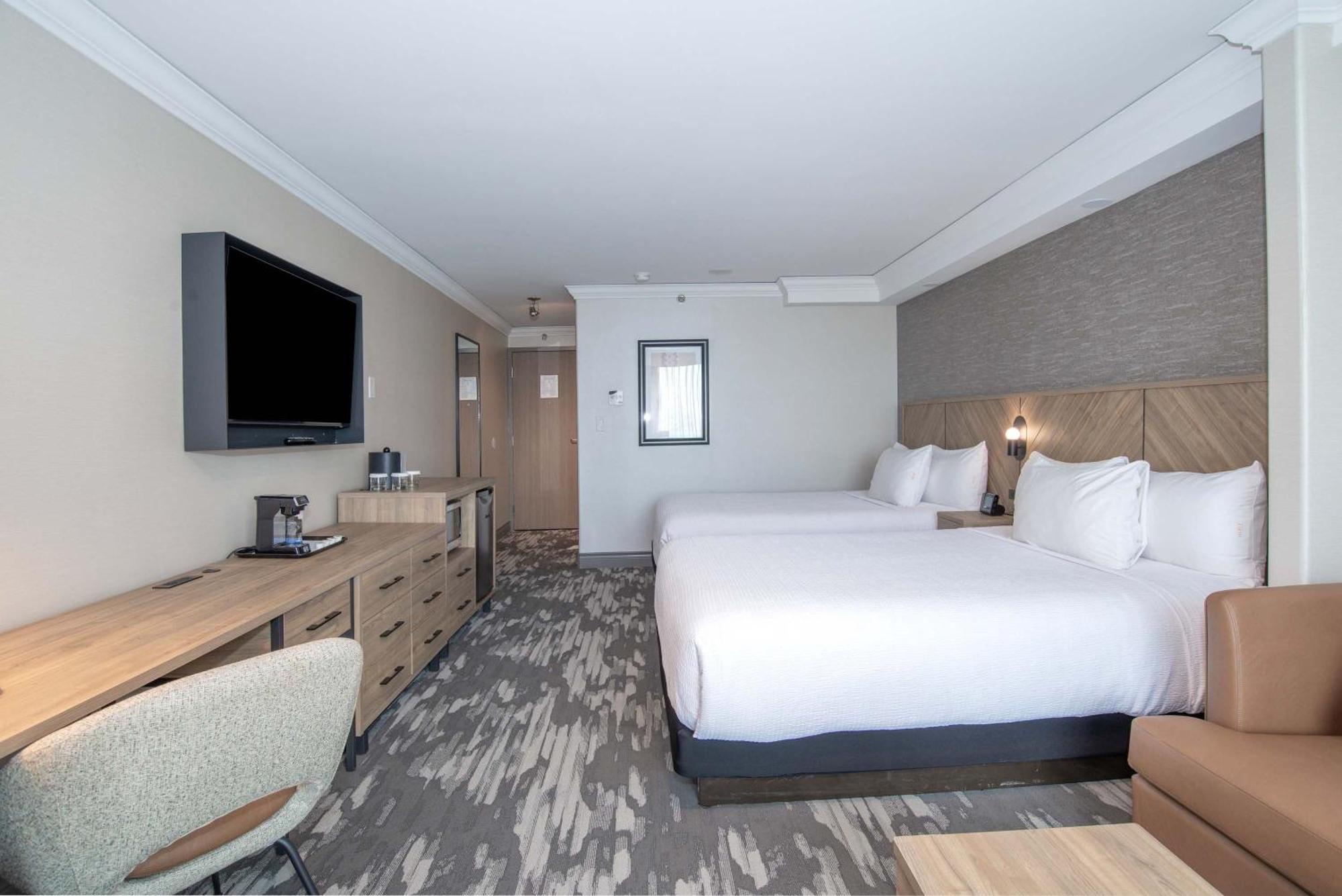 Grand Room 2 Queen Beds Balcony