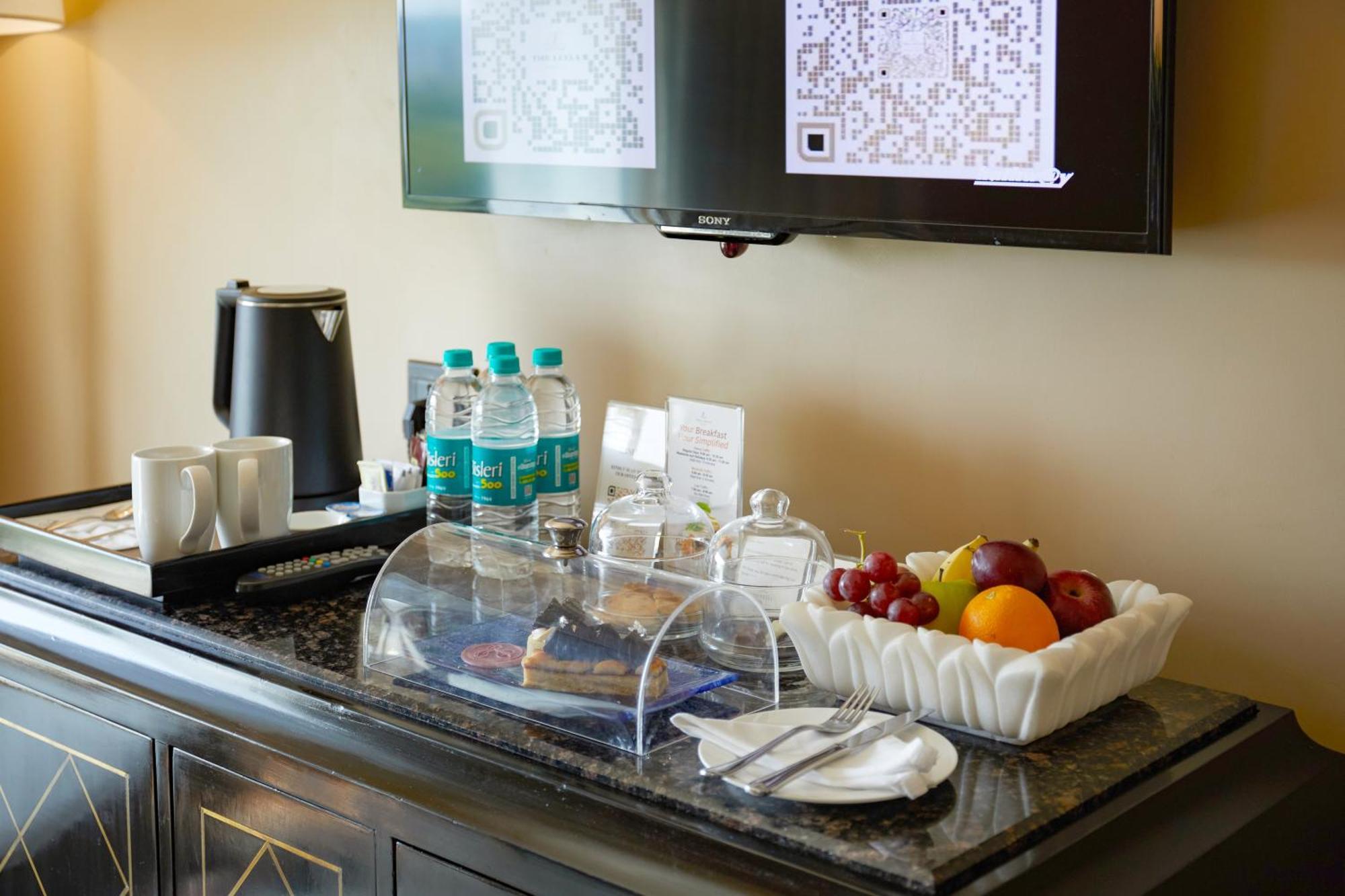 Executive Suite with Bathtub with Complimentary Airport transfer, Lounge Access,complimentary usage of meeting room for two hours per stay