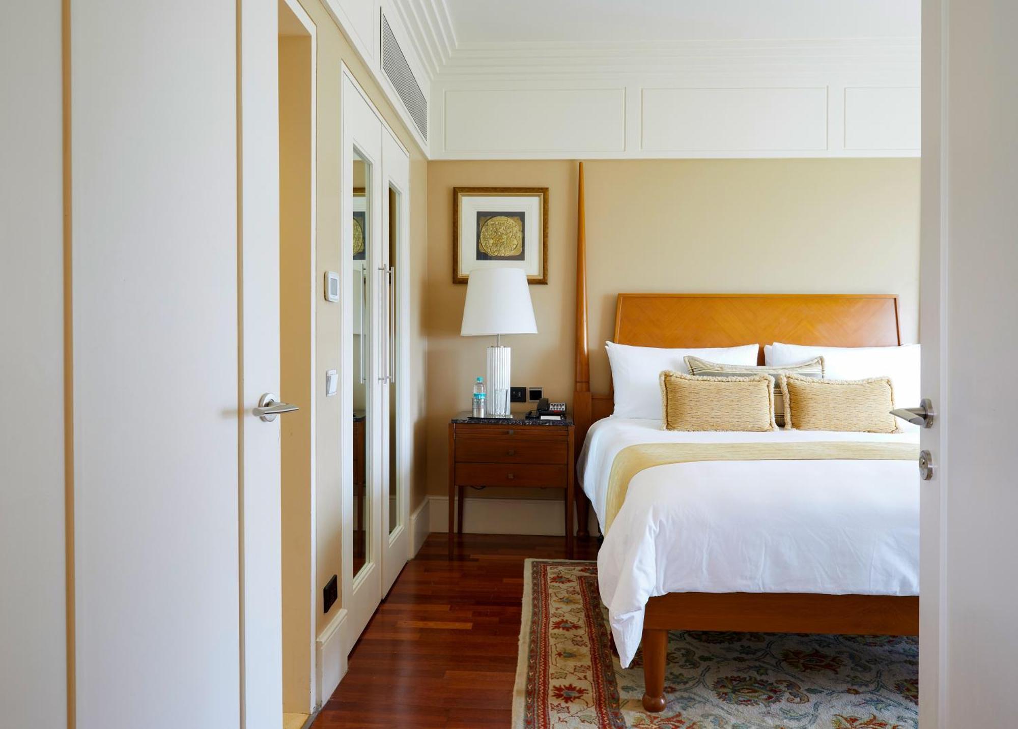 Executive Suite Bathtub Complimentary Airport transfer Lounge Accesscomplimentary usage of meeting room two hours per