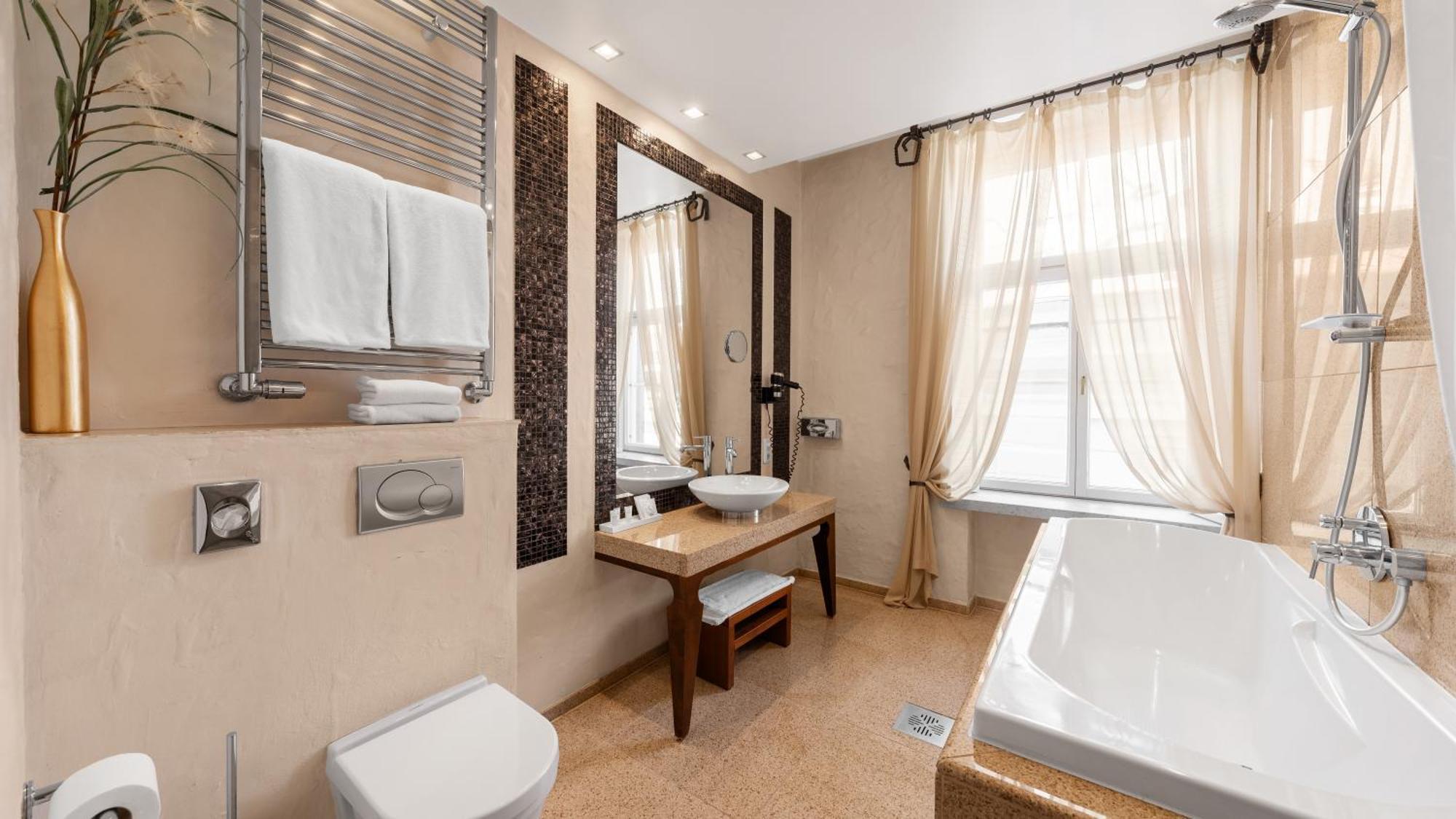 Suite room with Spa Bath & Old Town view,1608776931:JPEG