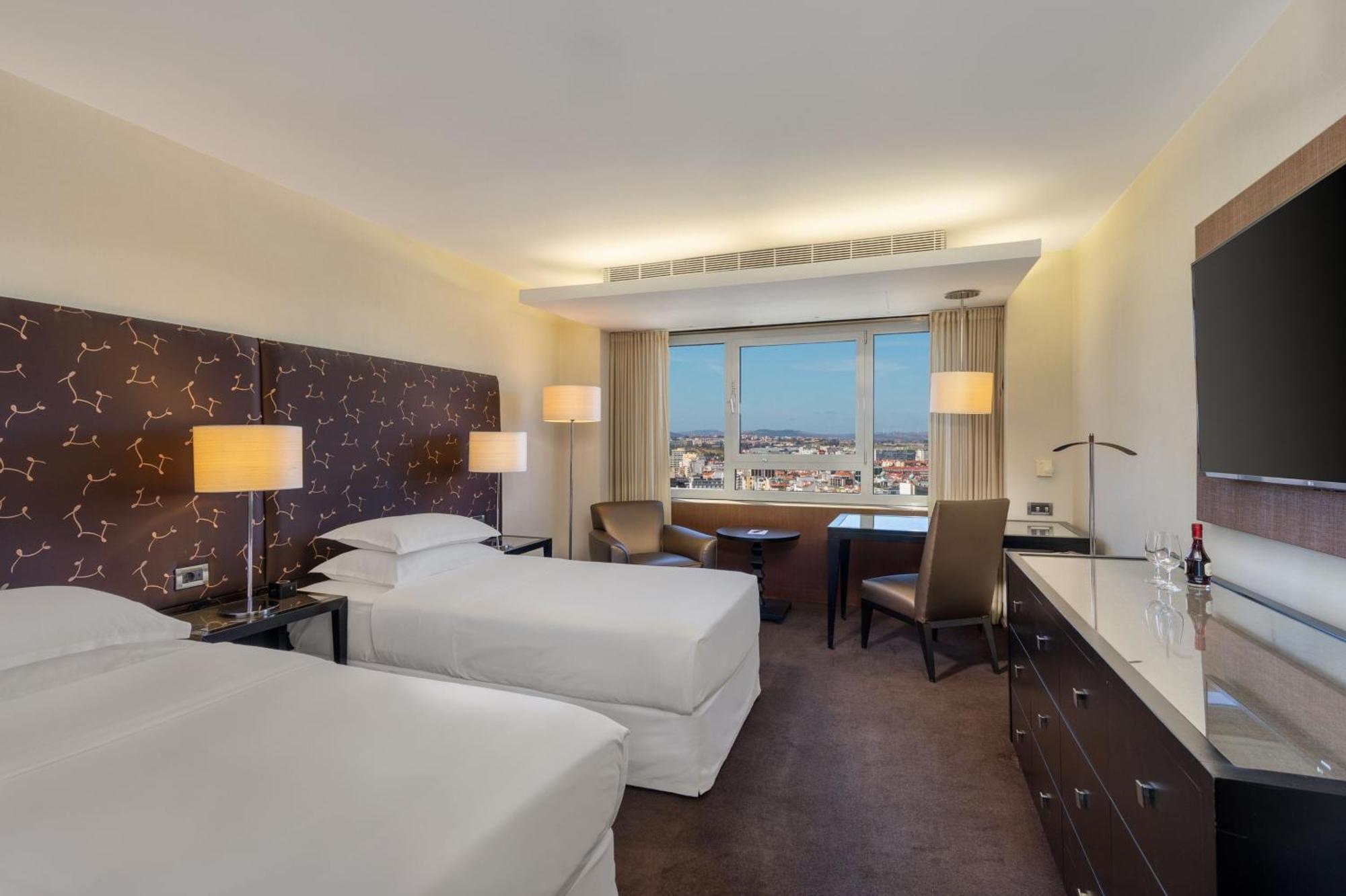 Premium Deluxe Guest room 2 Twin or Single Beds City view