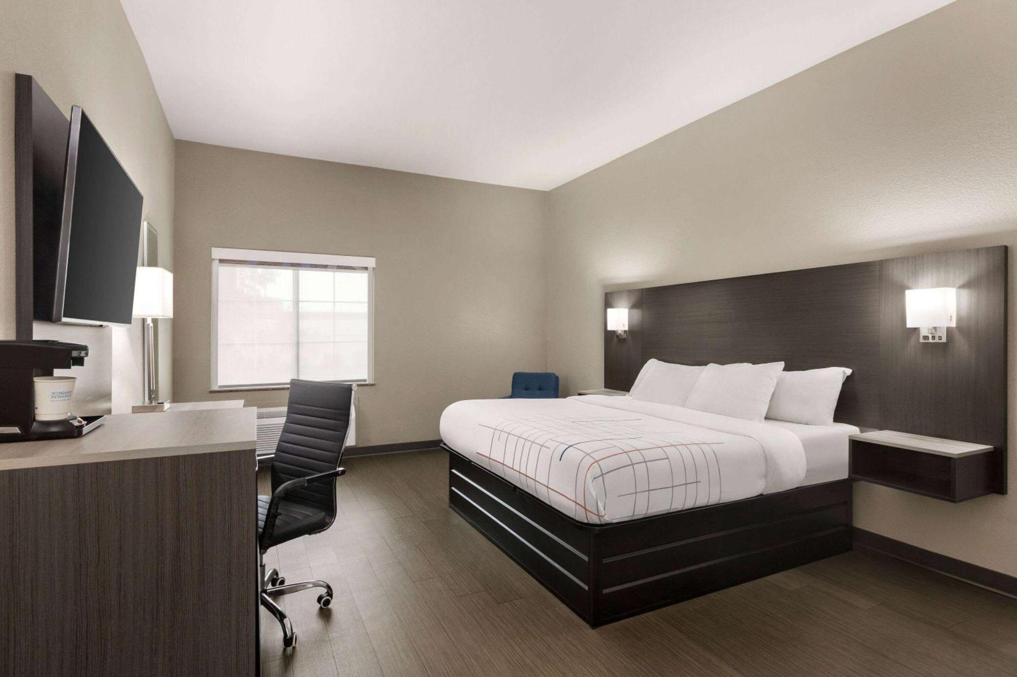 King Room with Bath Tub - Mobility Accessible/Non-Smoking,1609315585:JPEG