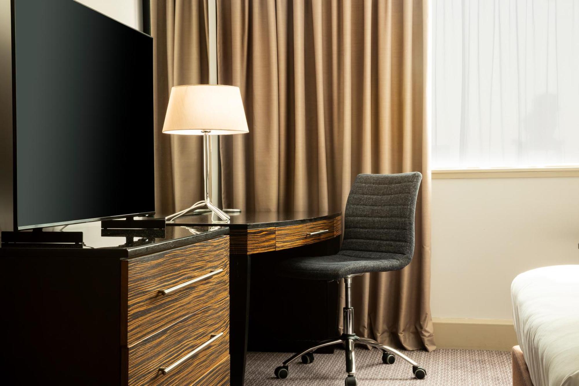 Standard Queen Room with River View - Disability Access