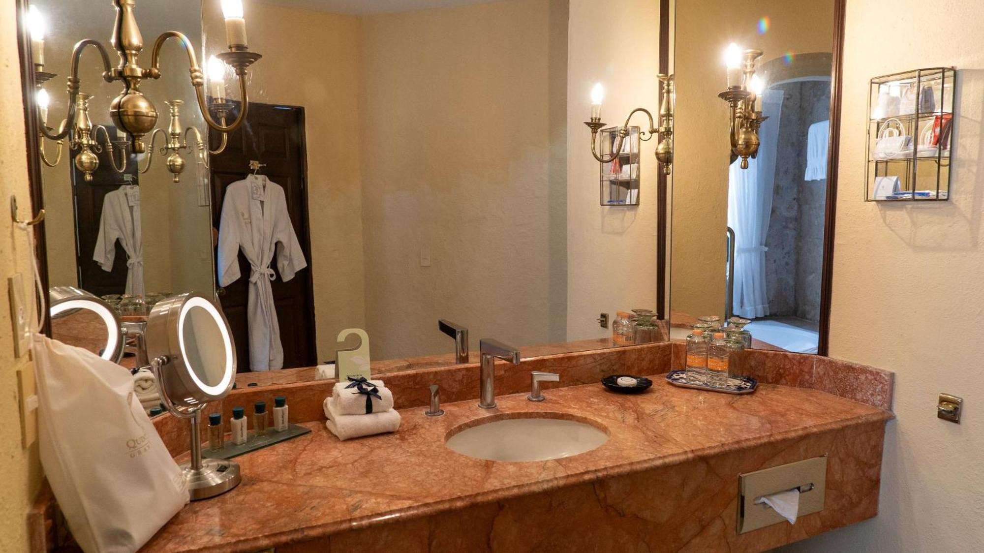 Governor Suite King
