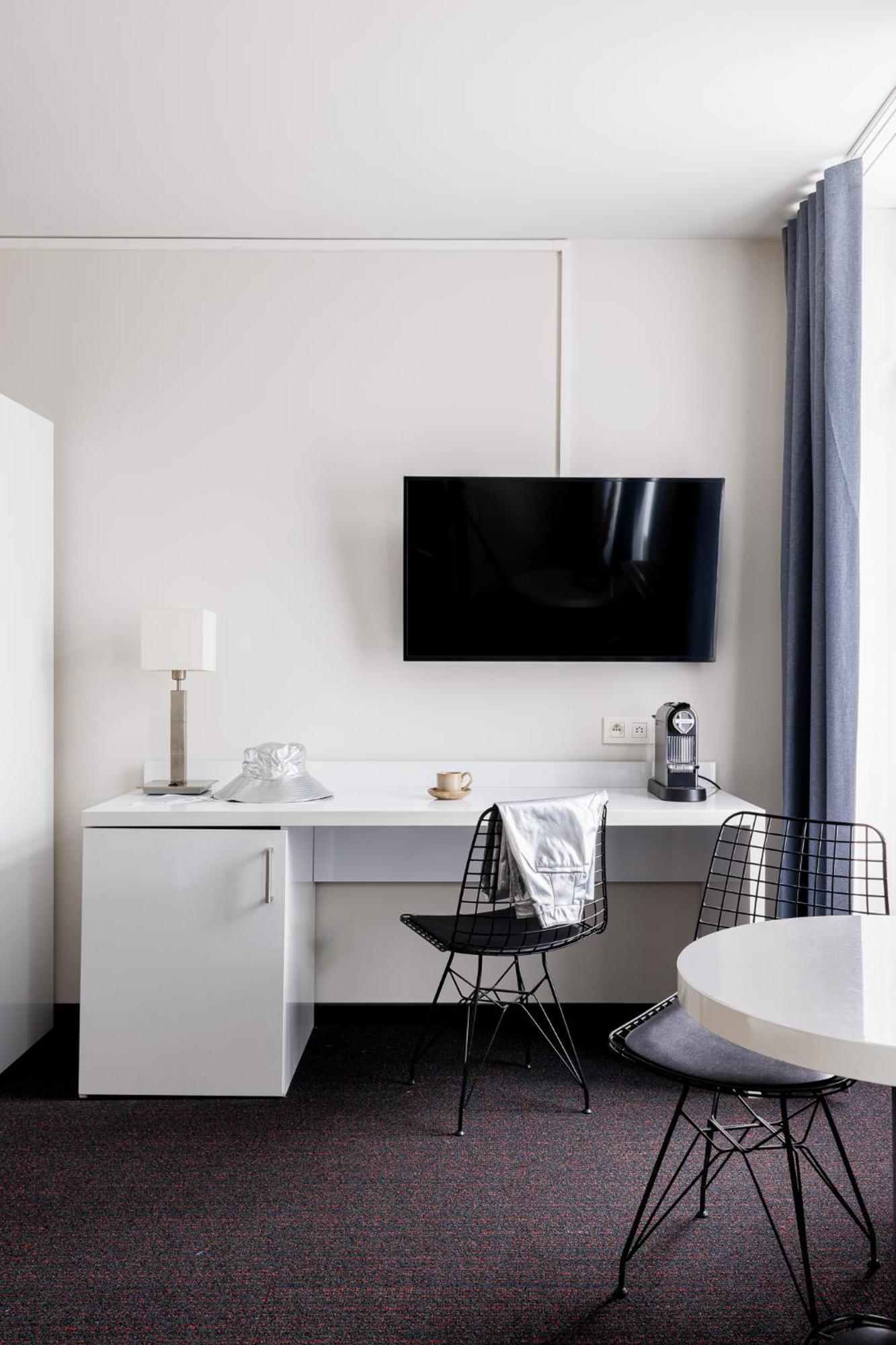 Family Room,1611052786:JPEG