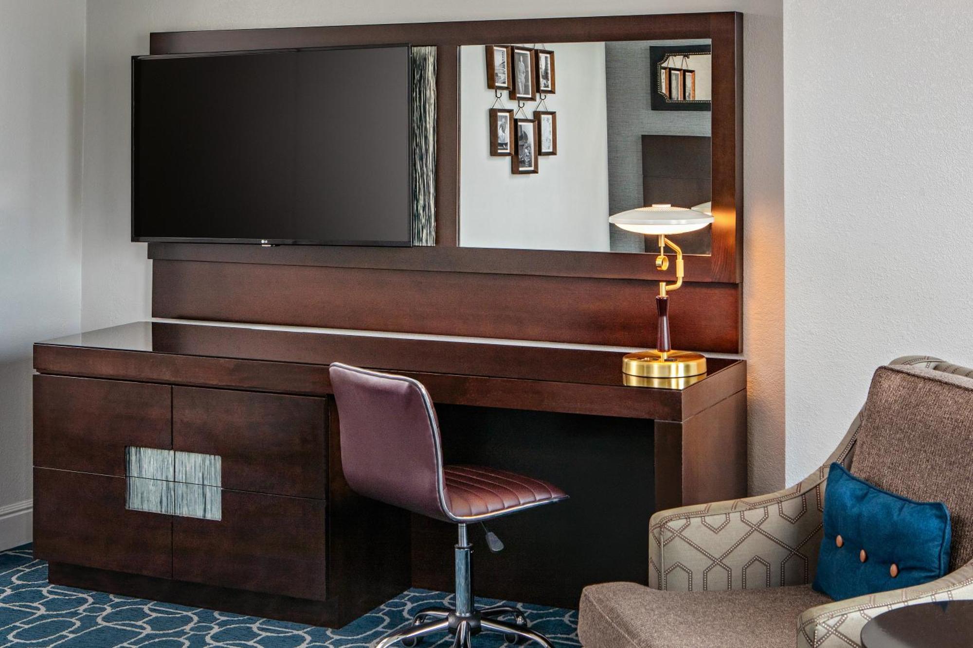 Deluxe Queen Room