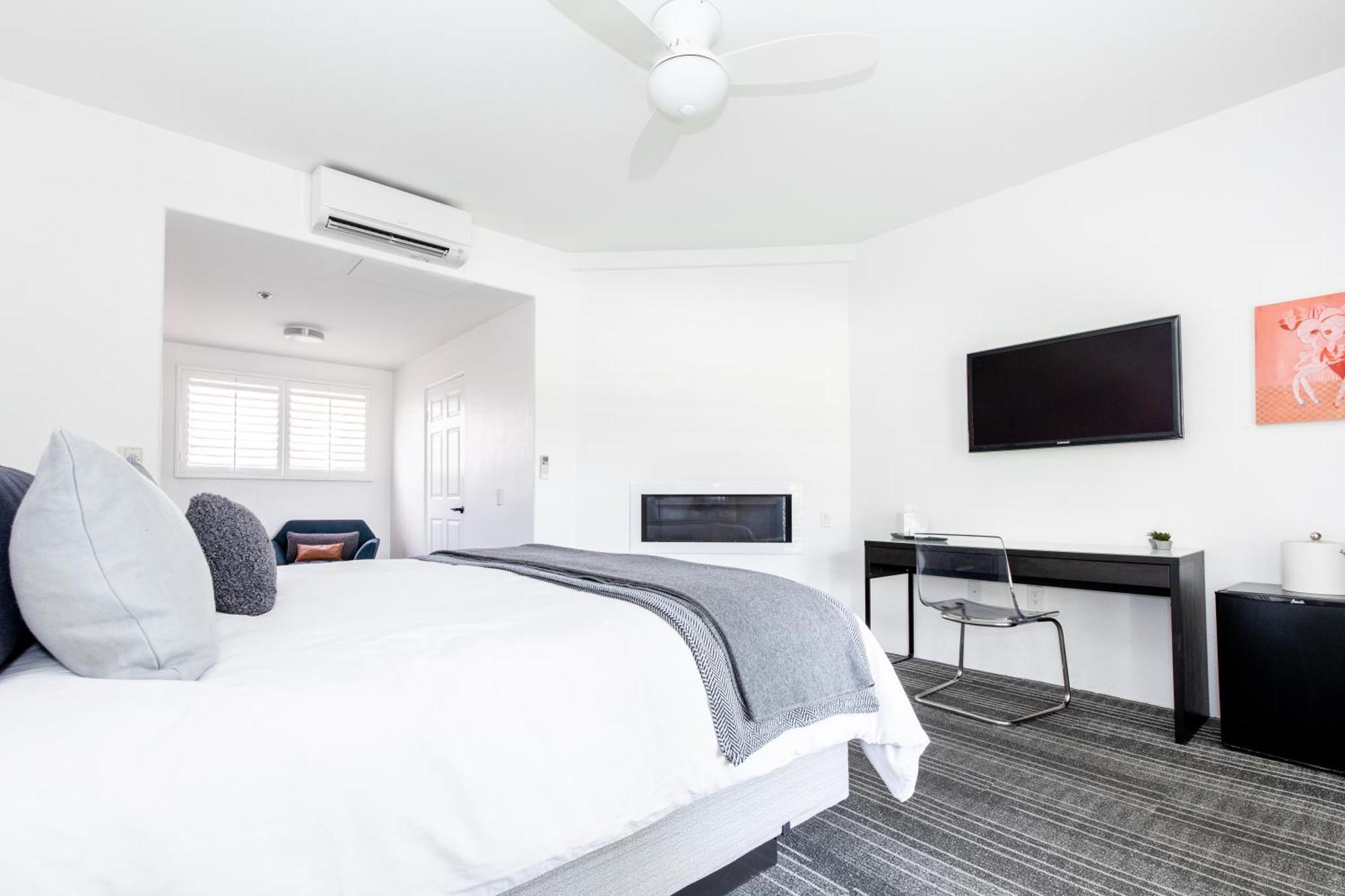 Deluxe King Room Fireplace