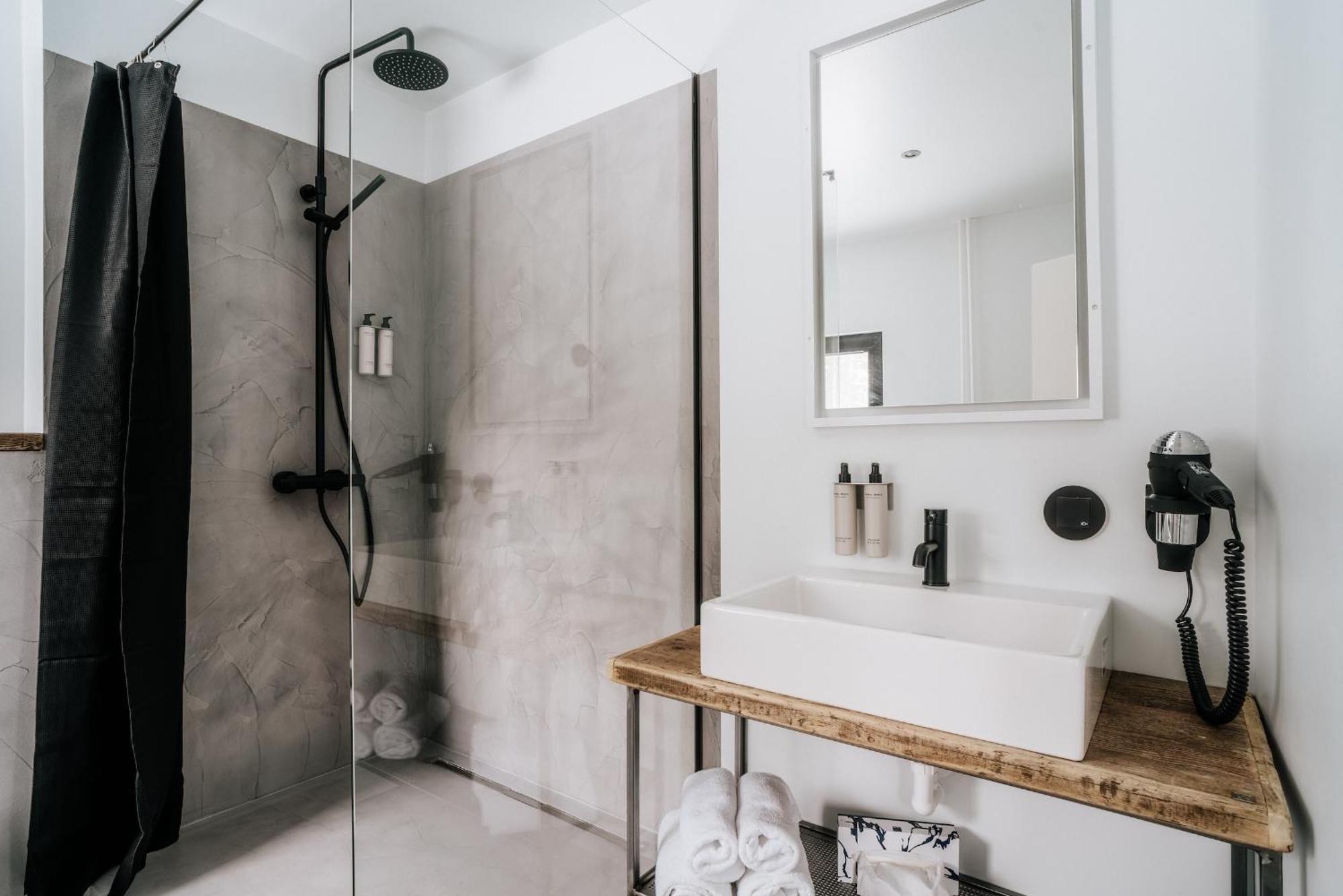 Quadruple Room Private Bathroom