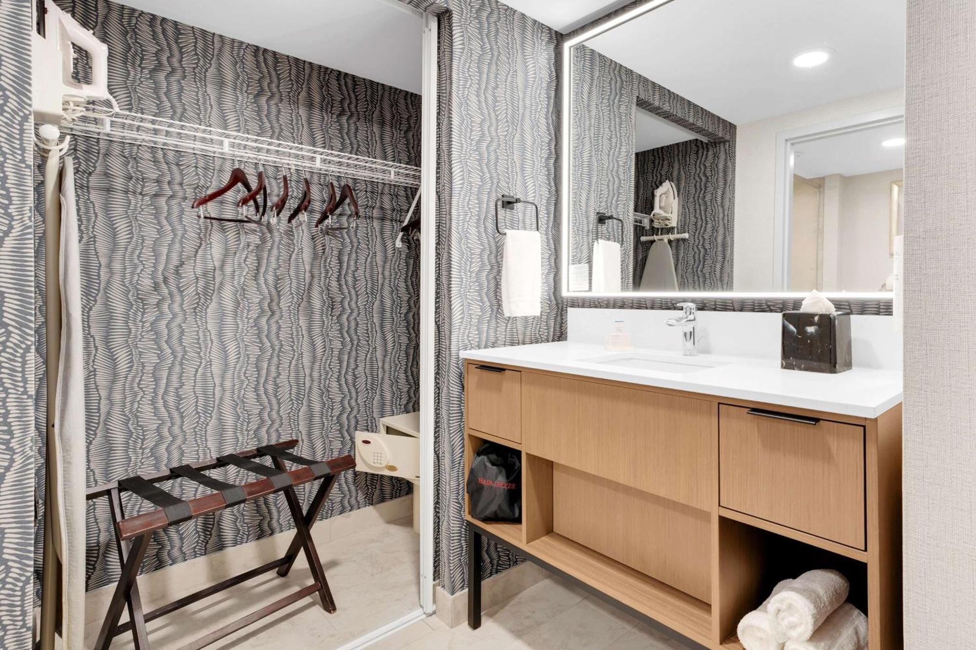 One-Bedroom King Suite - Non-Smoking,1613668561:JPEG