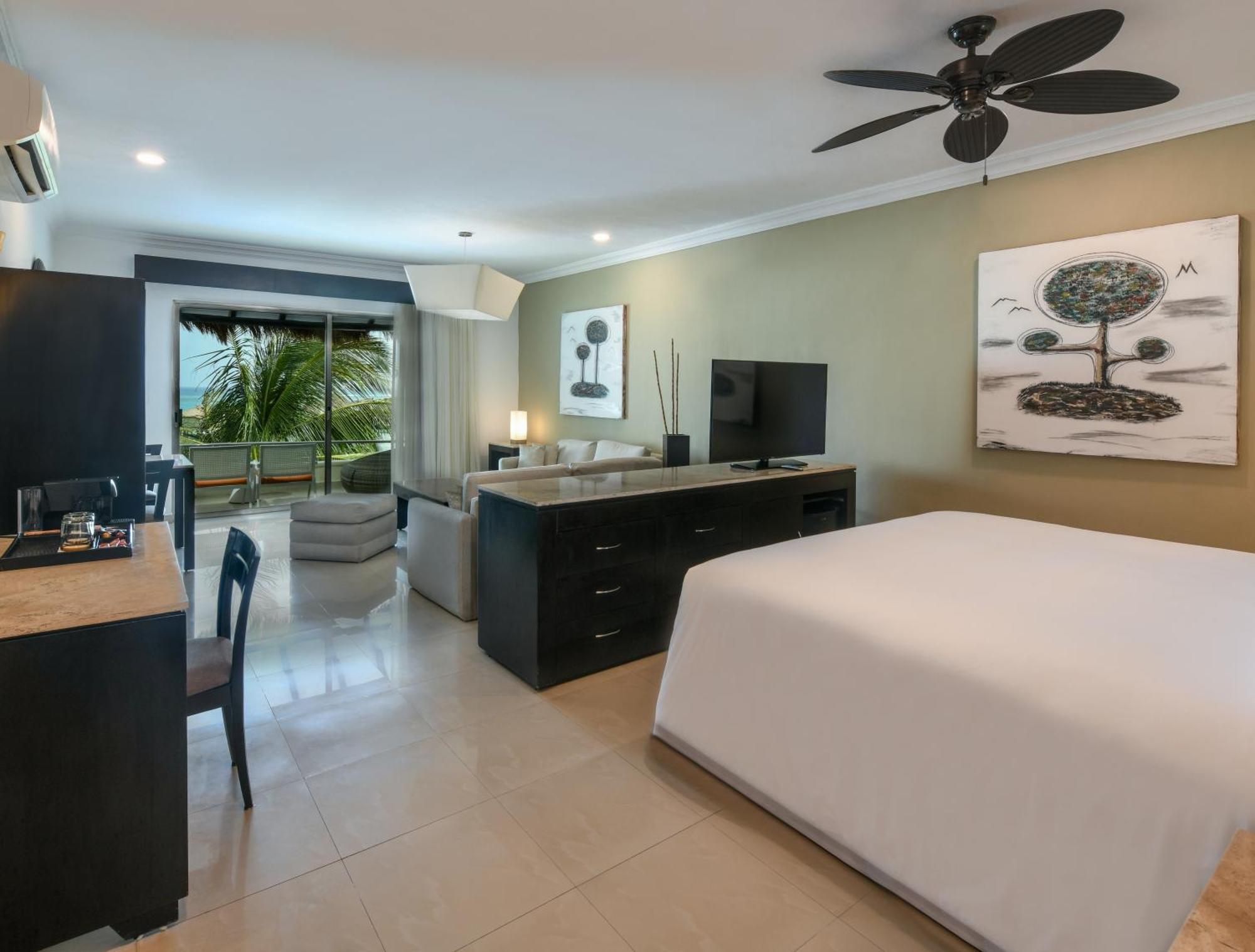 Honeymoon Suite,1705566573:JPEG