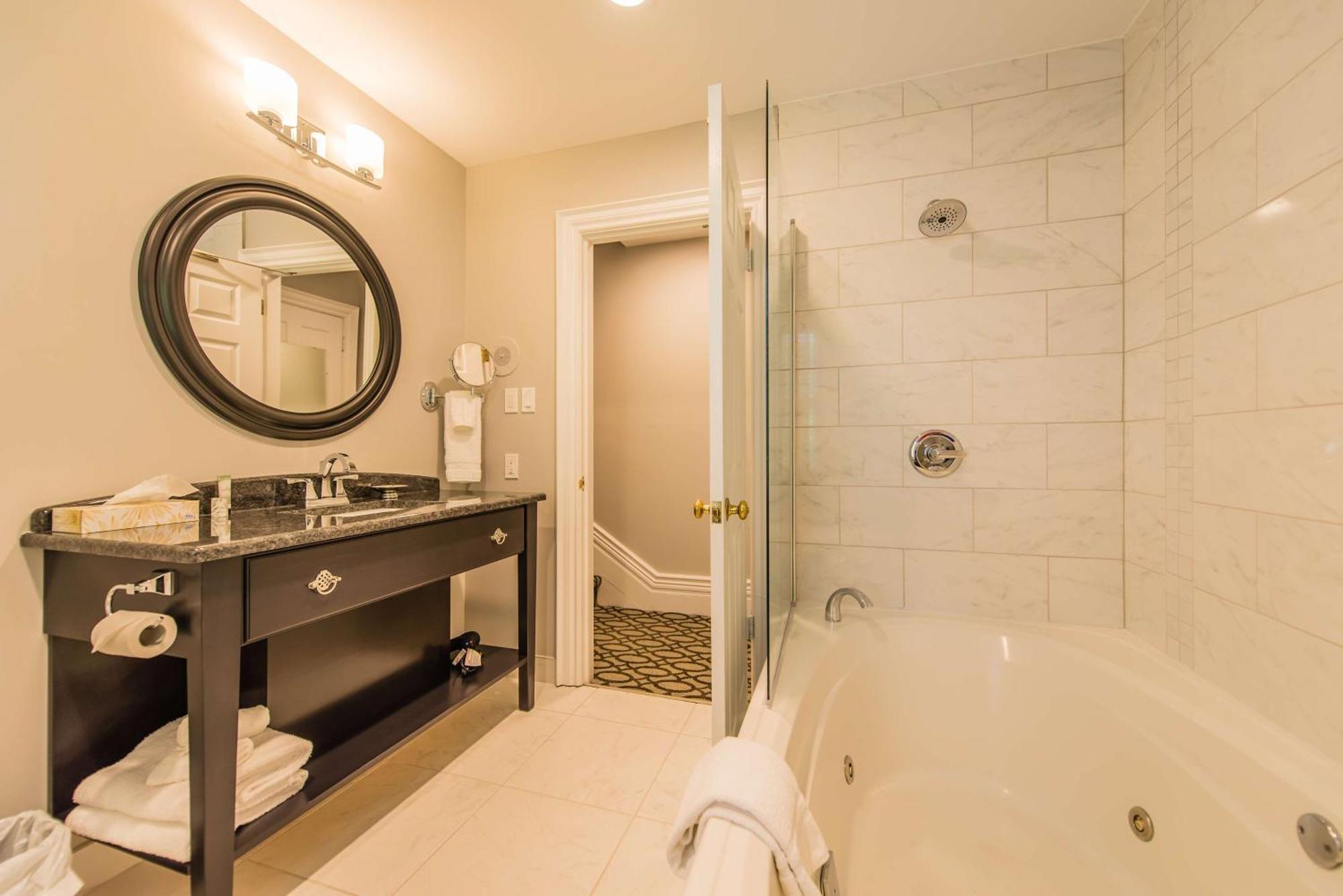 Queen Room with Jacuzzi and Balcony - Non-Smoking,1614791500:JPEG