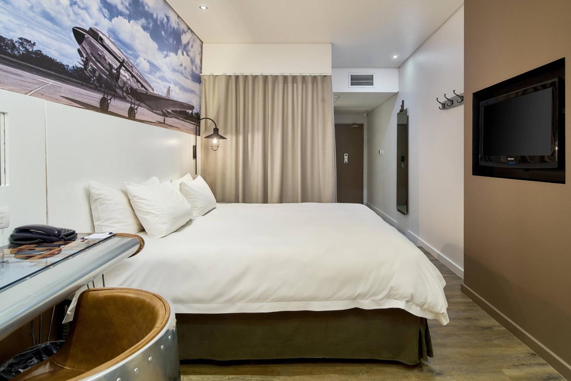 Larger Guest room 1 King Bed