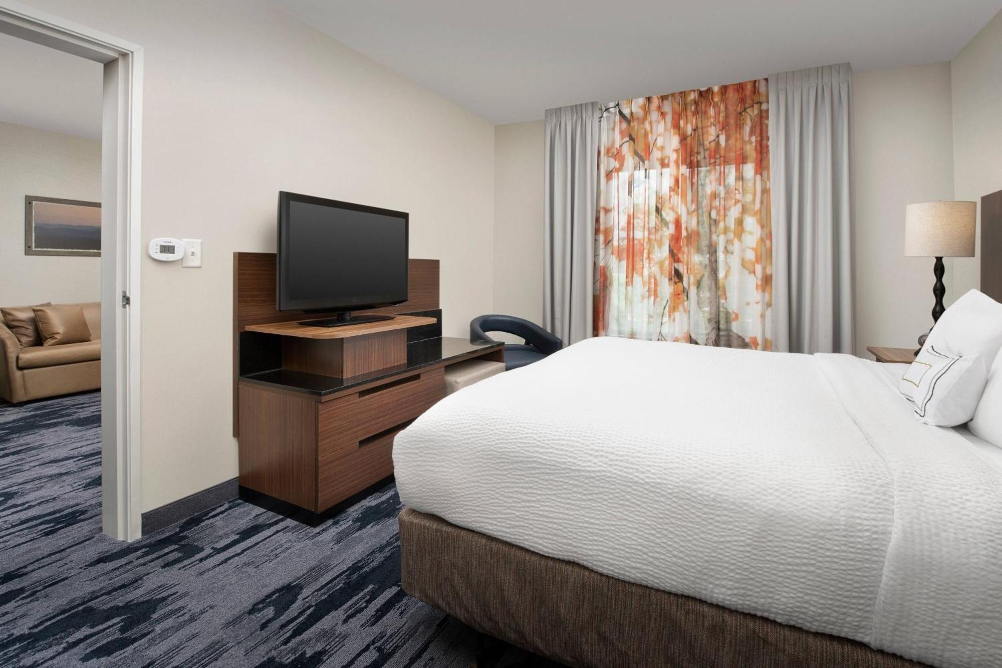 King Suite with Bathtub and Sofa Bed - Mobility Access