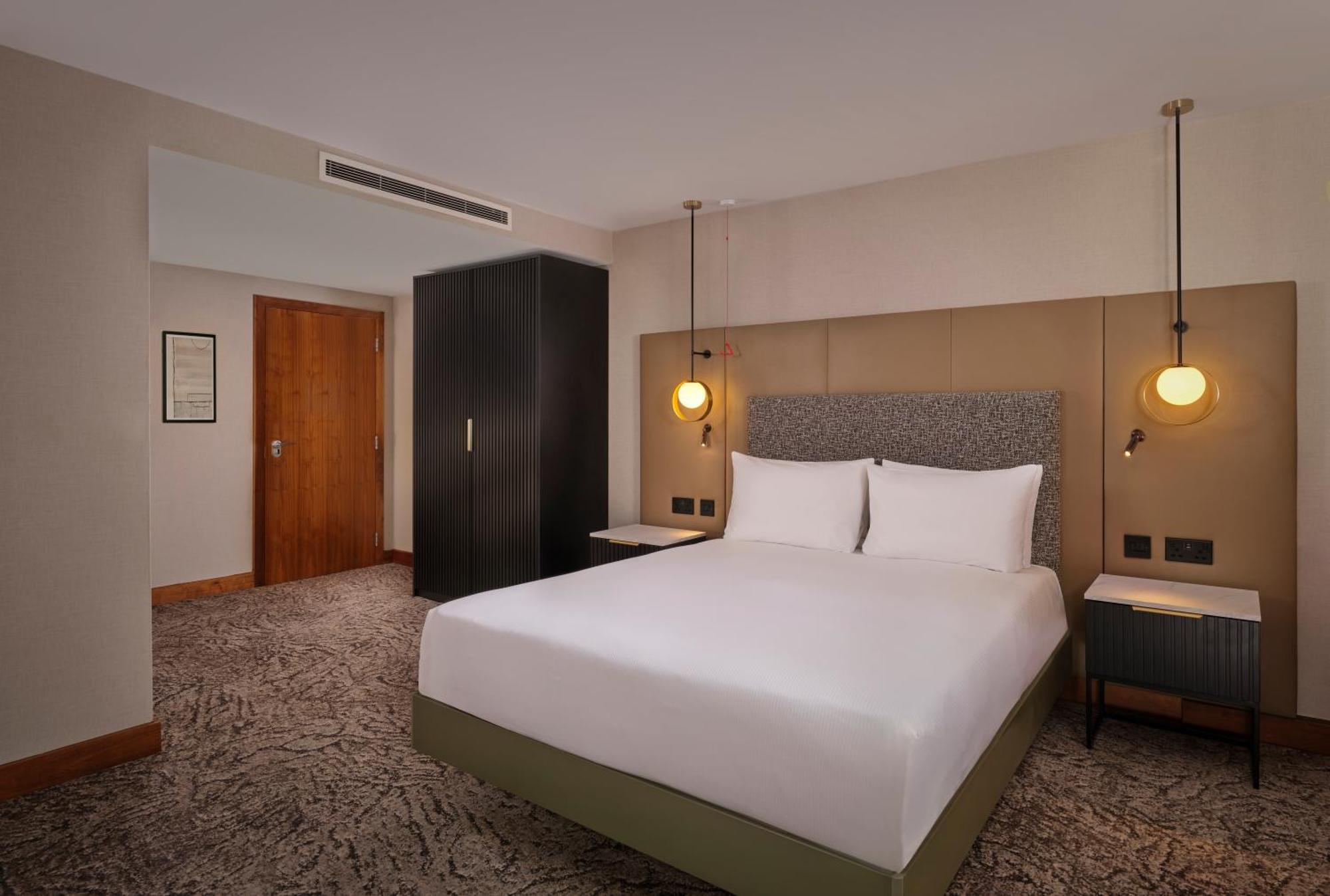 Queen Room Accessible