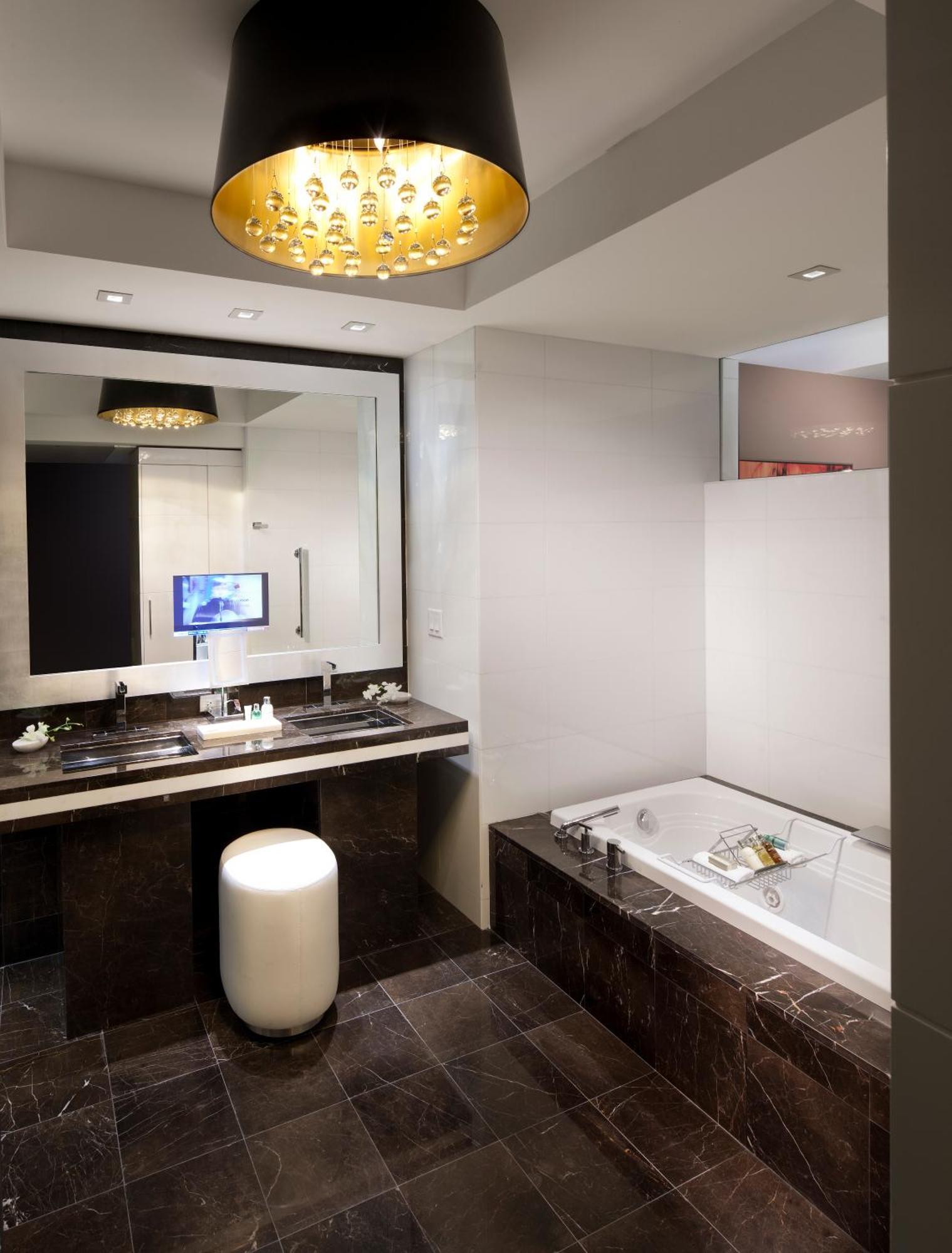 Matisse 1 Bedroom Junior Suite 1 King City view