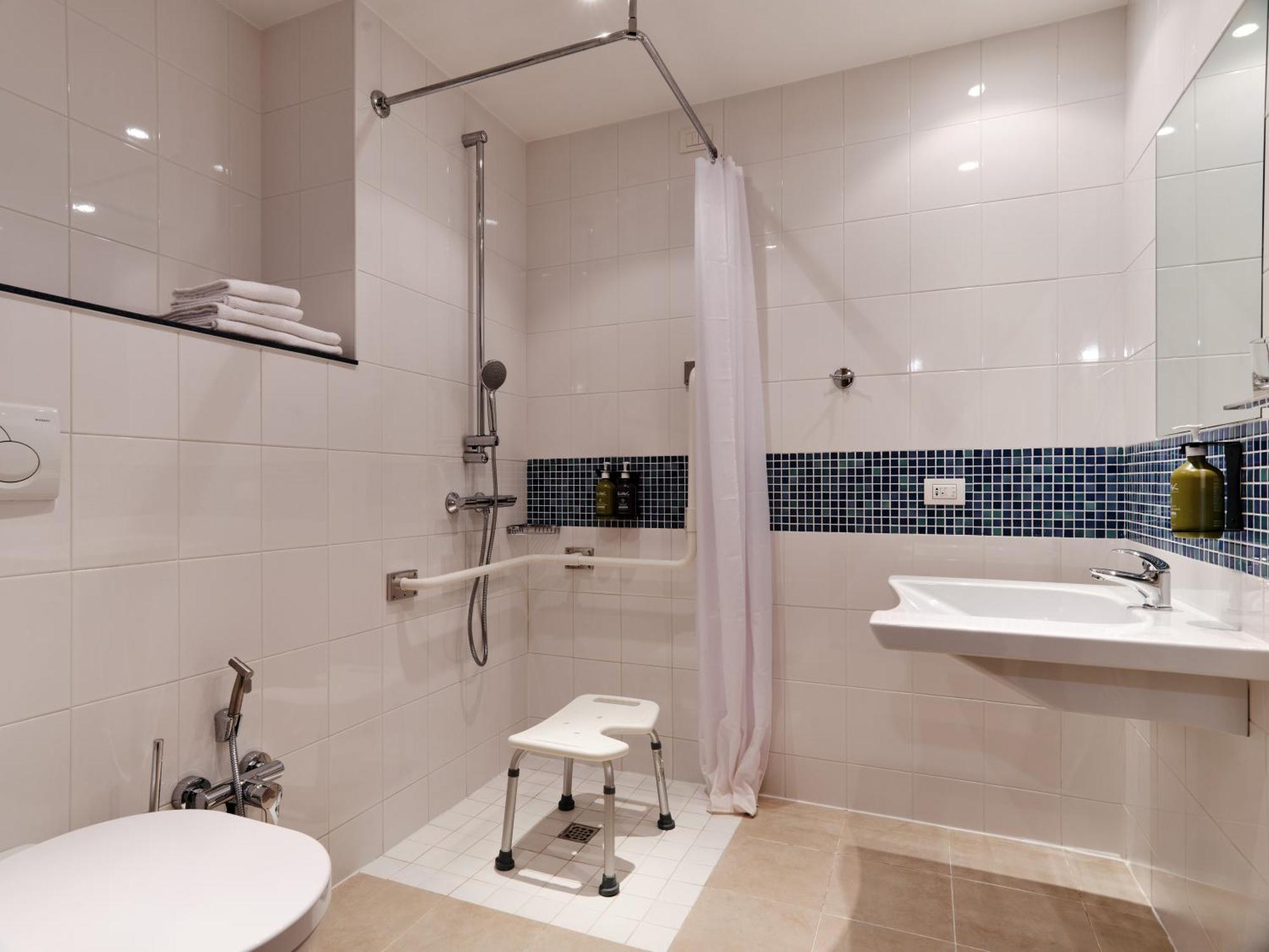 Standard Queen Room - Accessible with Free Breakfast