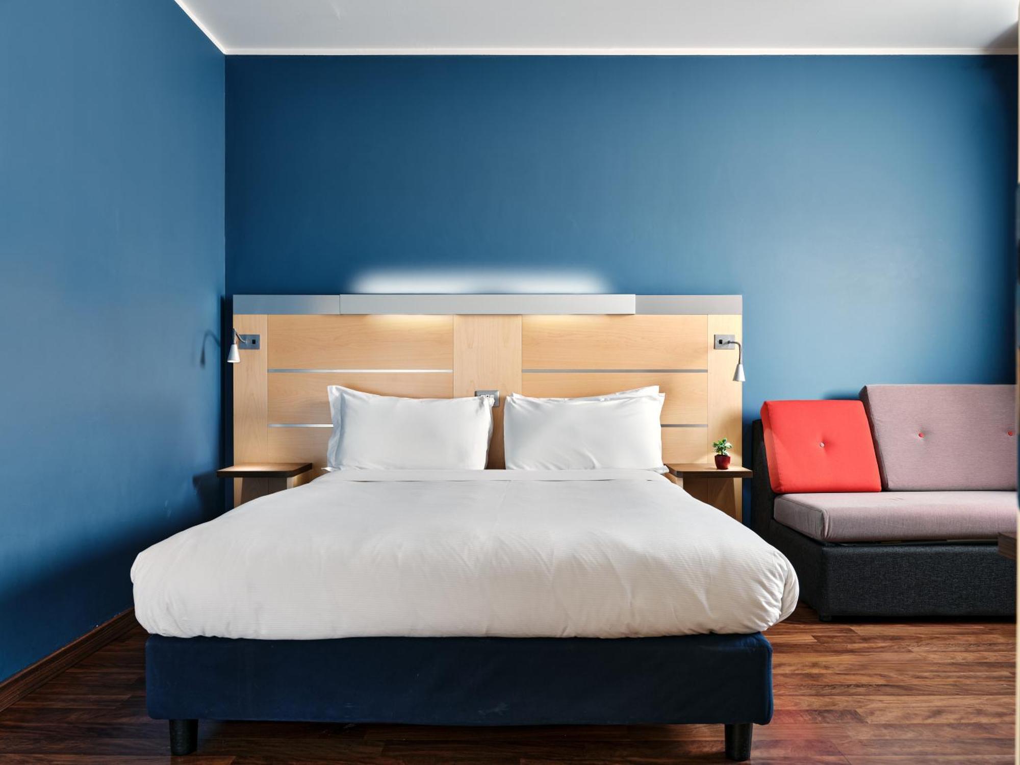 Standard Queen Room with Single Sofa Bed - Free Breakfast