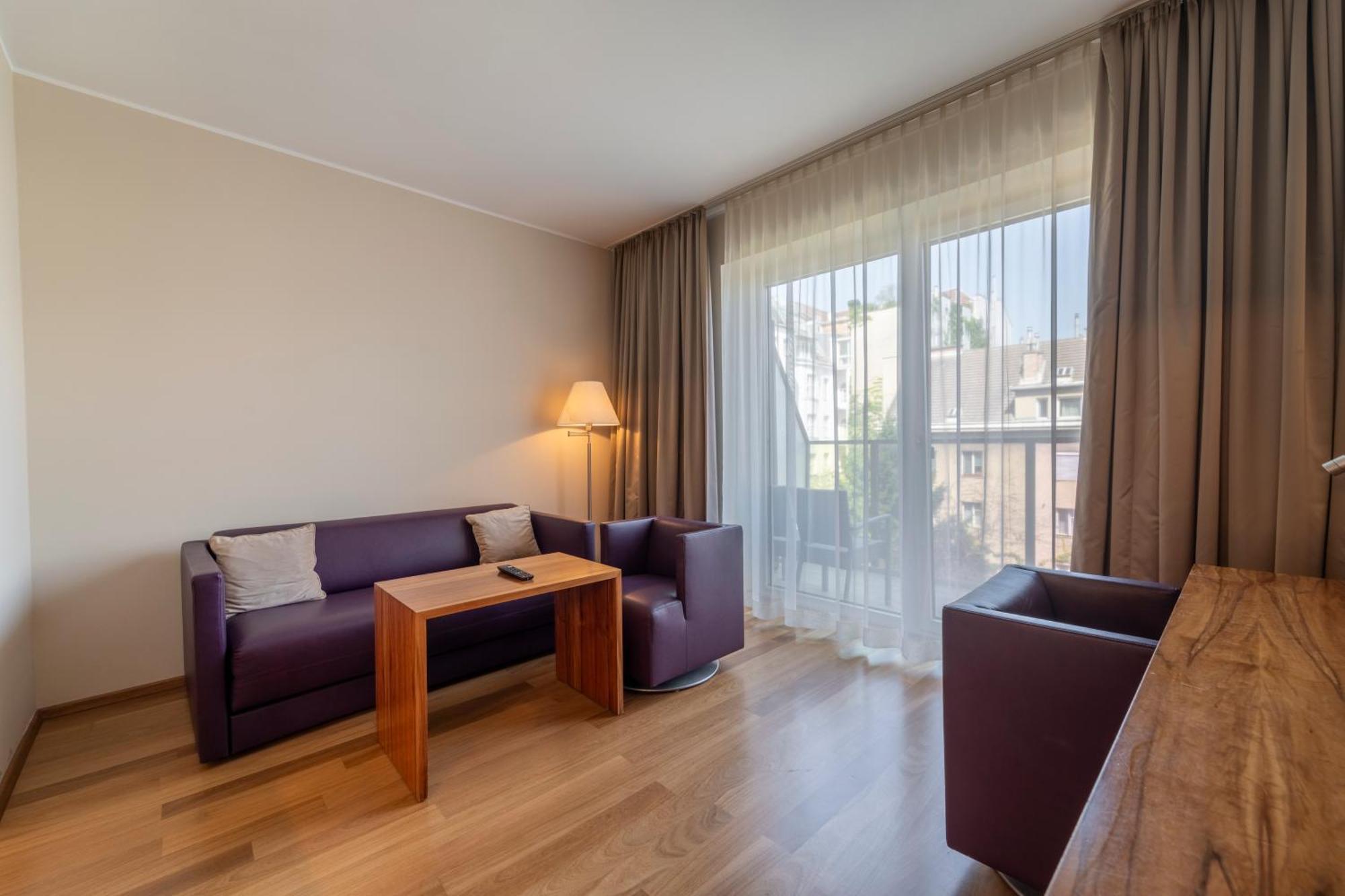 One-Bedroom Apartment Balcony 9er