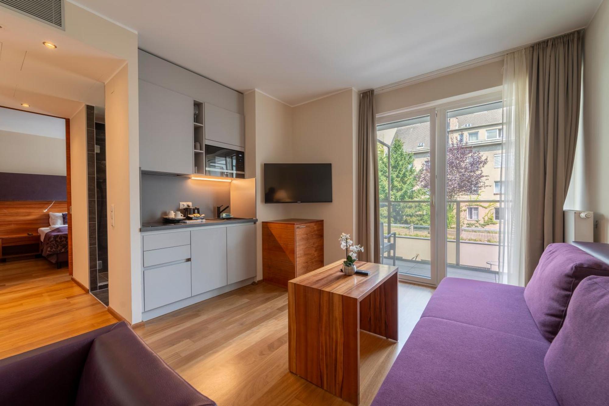One-Bedroom Apartment Balcony 8er
