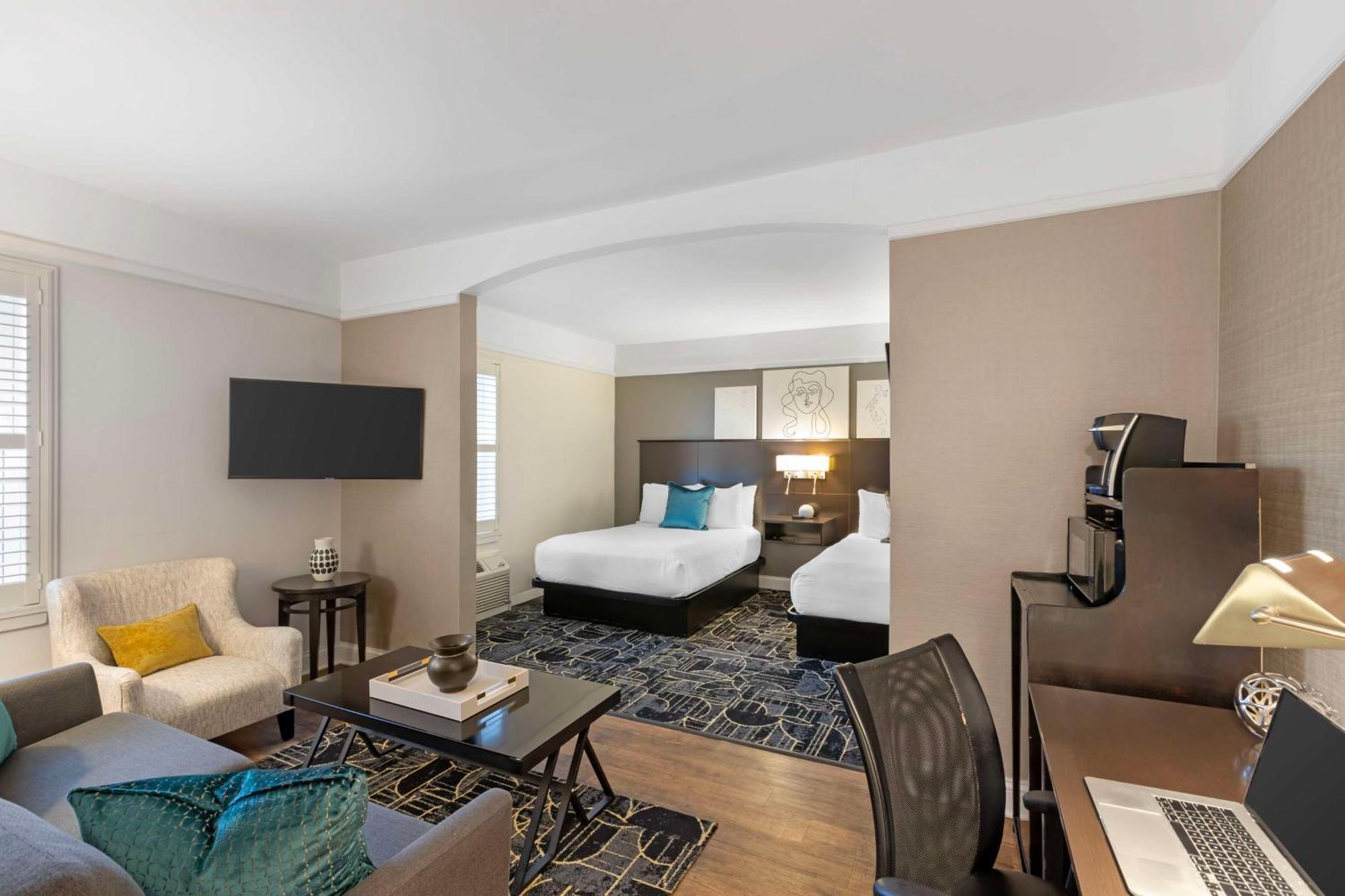 Junior Suite Two Double Beds Sofa Bed Non-Smoking