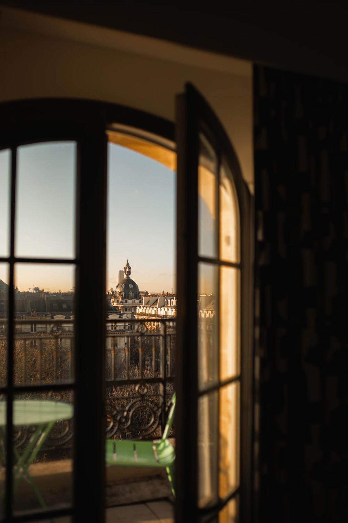 Cosy Room Balcony Paris View