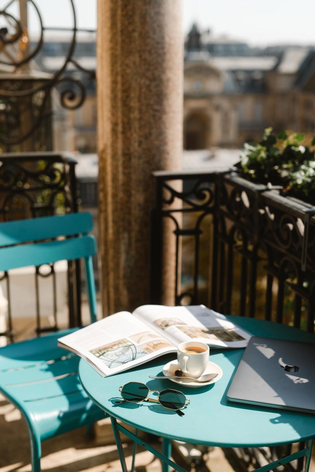 Cosy Room Balcony Paris View