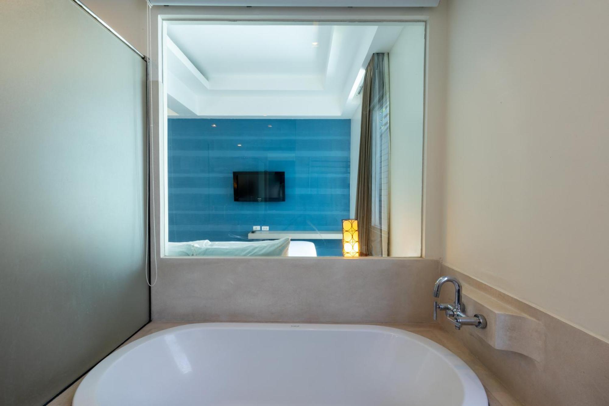 Pool Access Mini Suite