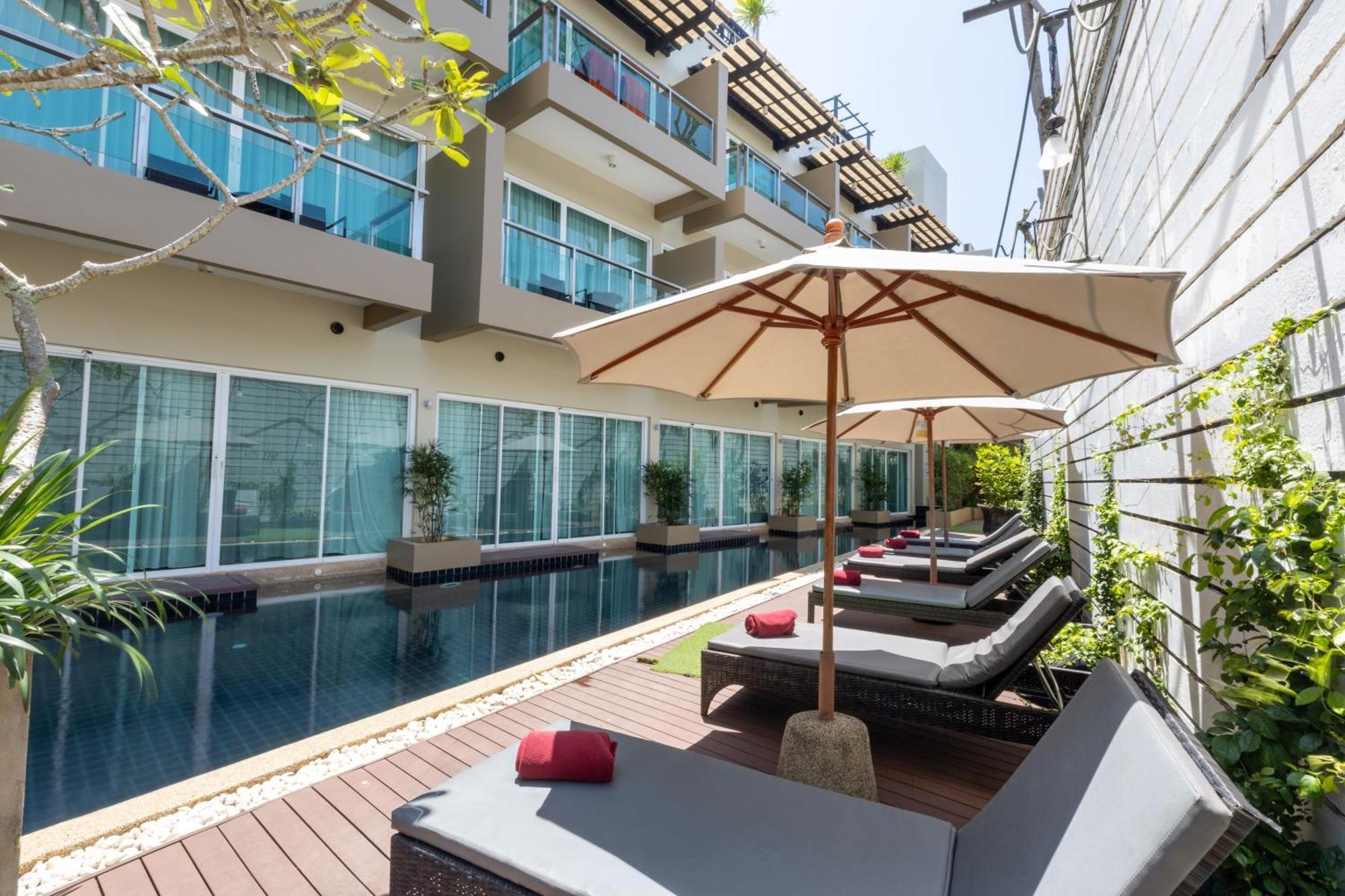Pool Access Mini Suite